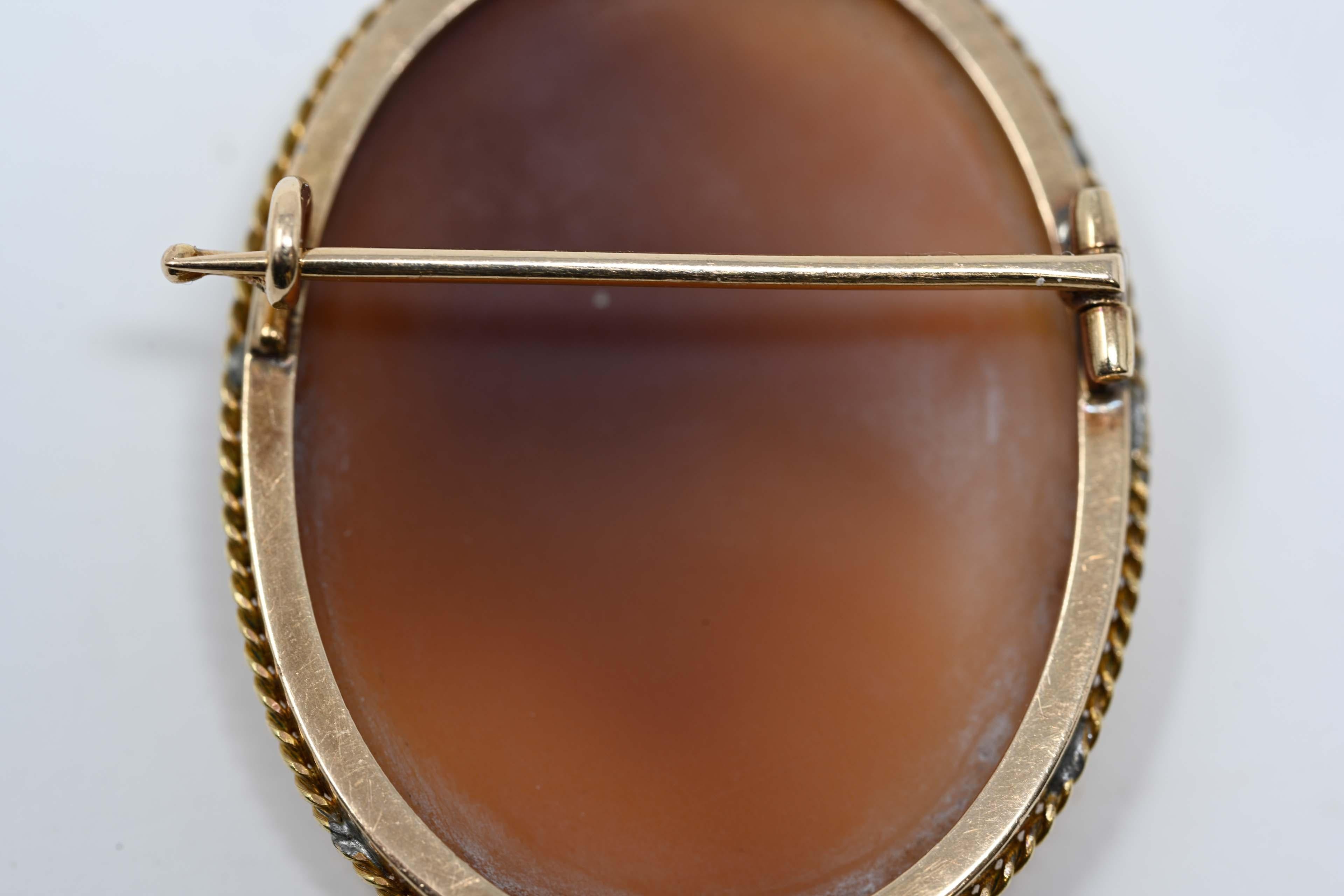 Victorian 18k Yellow Gold Cameo Carving Brooch In Good Condition For Sale In Montreal, QC