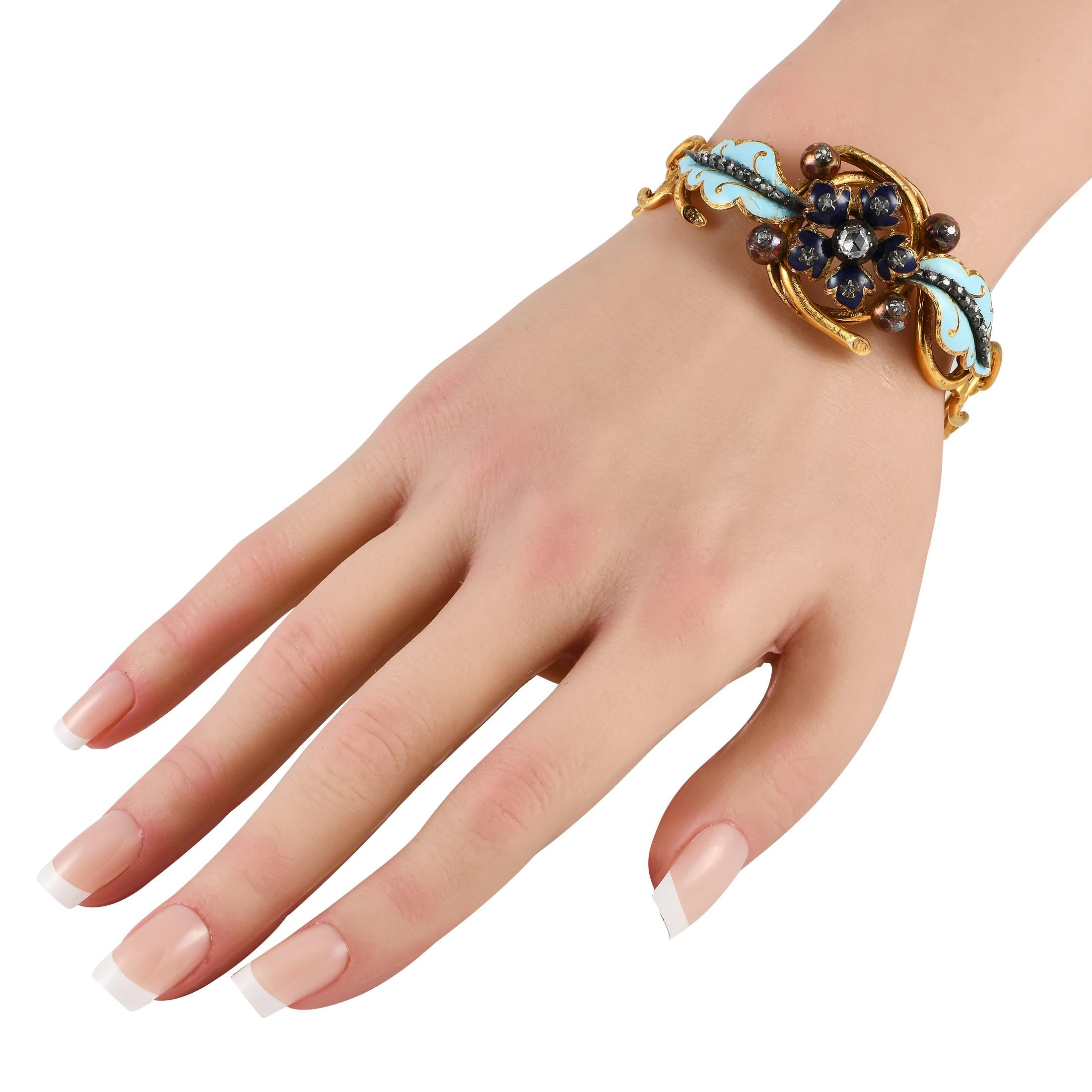 Audace e incredibilmente mozzafiato, questo bracciale vittoriano è ricco di dettagli squisiti. I dettagli incisi sulla montatura in oro giallo 18K aggiungono consistenza, profondità e dimensione. I colorati accenti di smalto sono lo sfondo perfetto