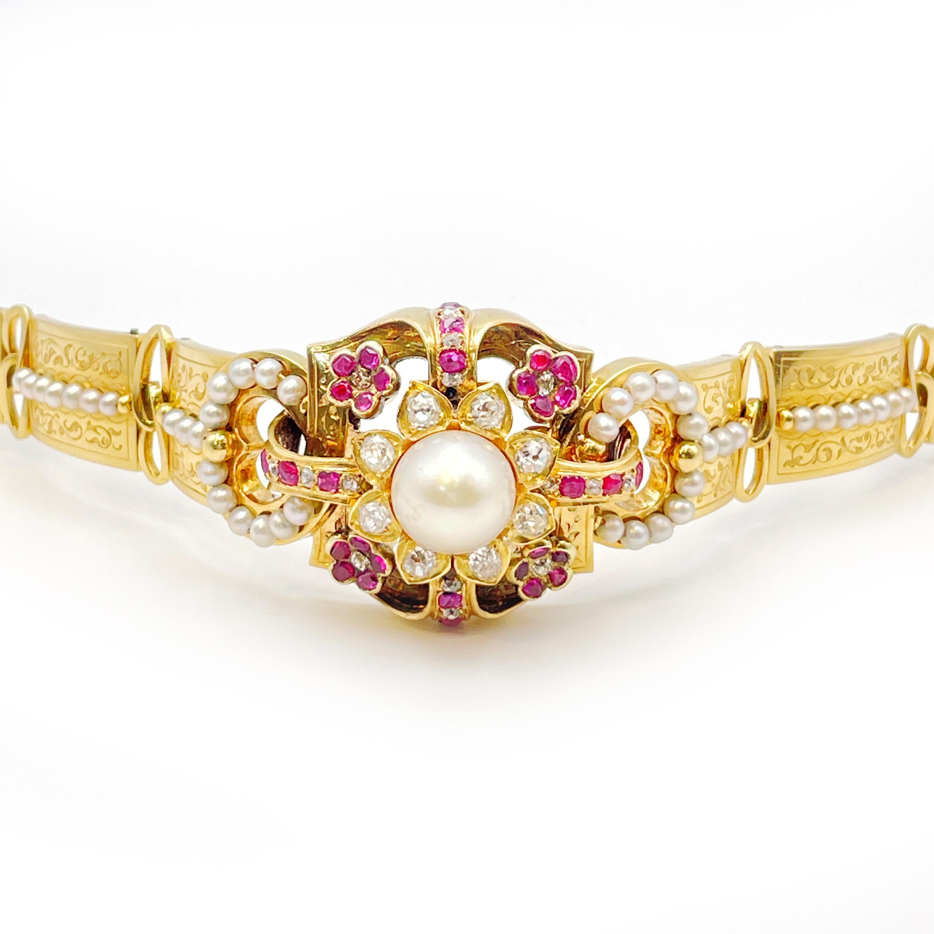 Bracelet victorien en or jaune 18K diamant rubis perle serti de 24 diamants taille ancienne environ 1.44 carats, 31 rubis environ 1.20 carats, 42 perles de rocaille, perle centrale environ 11.1mm

La pièce centrale est incurvée pour s'adapter