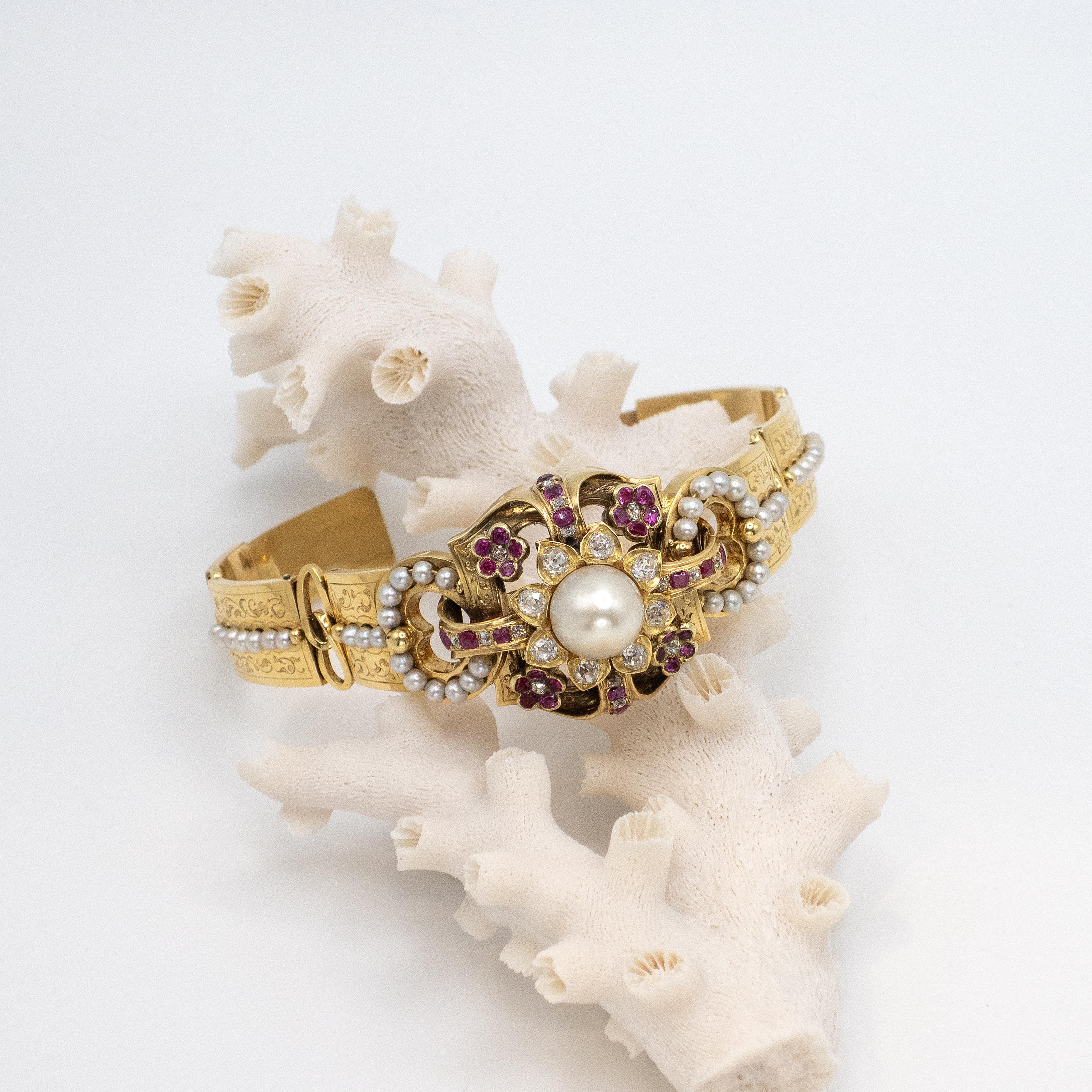 Bracelet victorien en or jaune 18K avec diamant, rubis et perle Excellent état - En vente à New York, NY