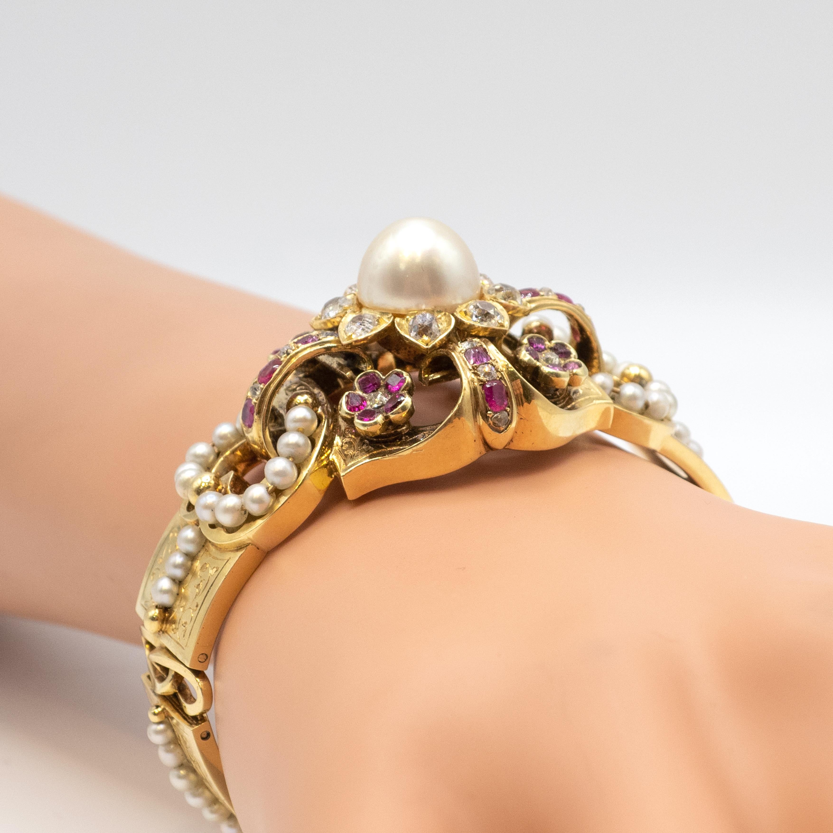 Bracelet victorien en or jaune 18K avec diamant, rubis et perle Unisexe en vente