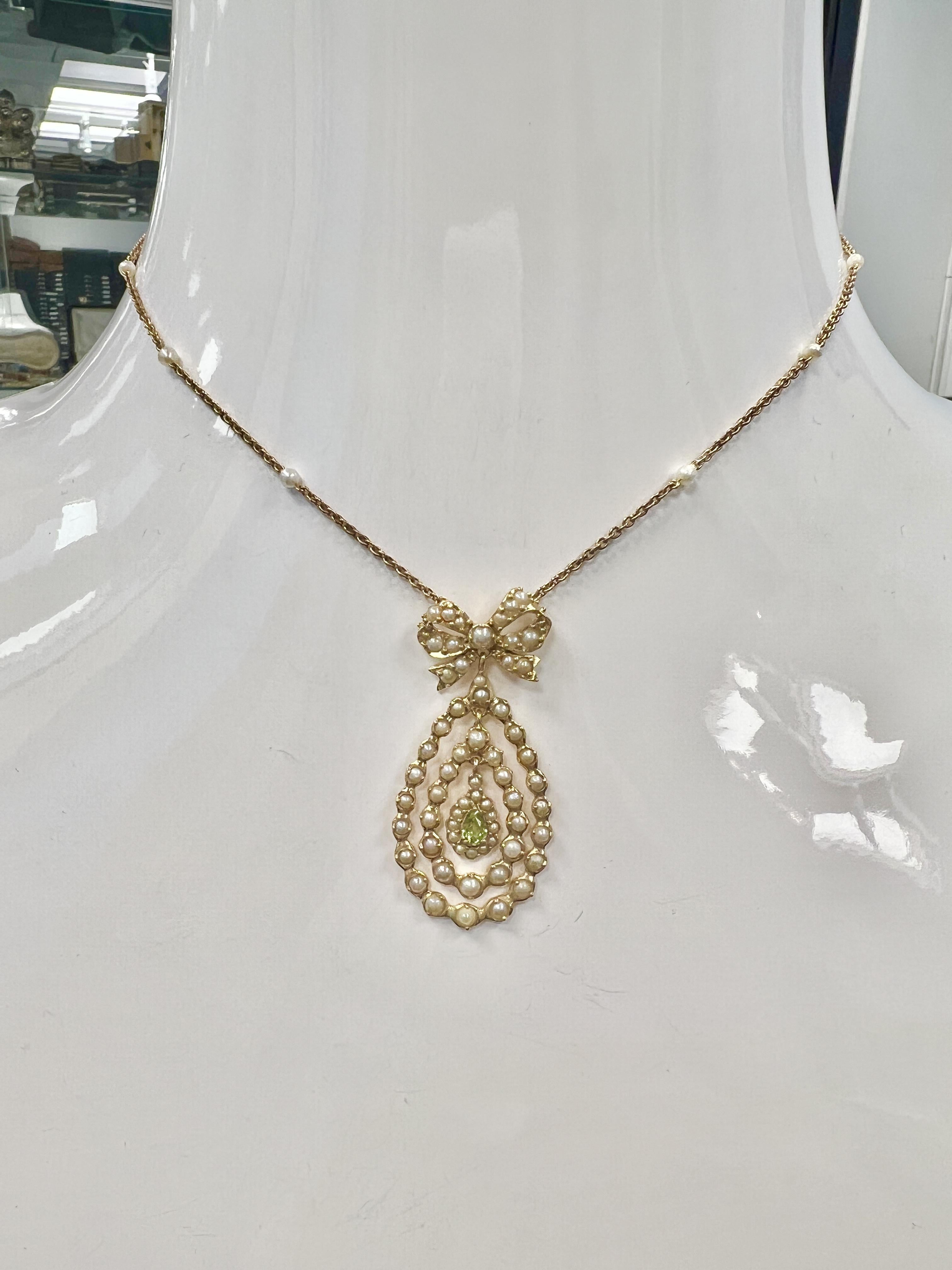 Collier victorien en or jaune 18k avec émeraude et perles de rocaille Excellent état - En vente à New York, NY