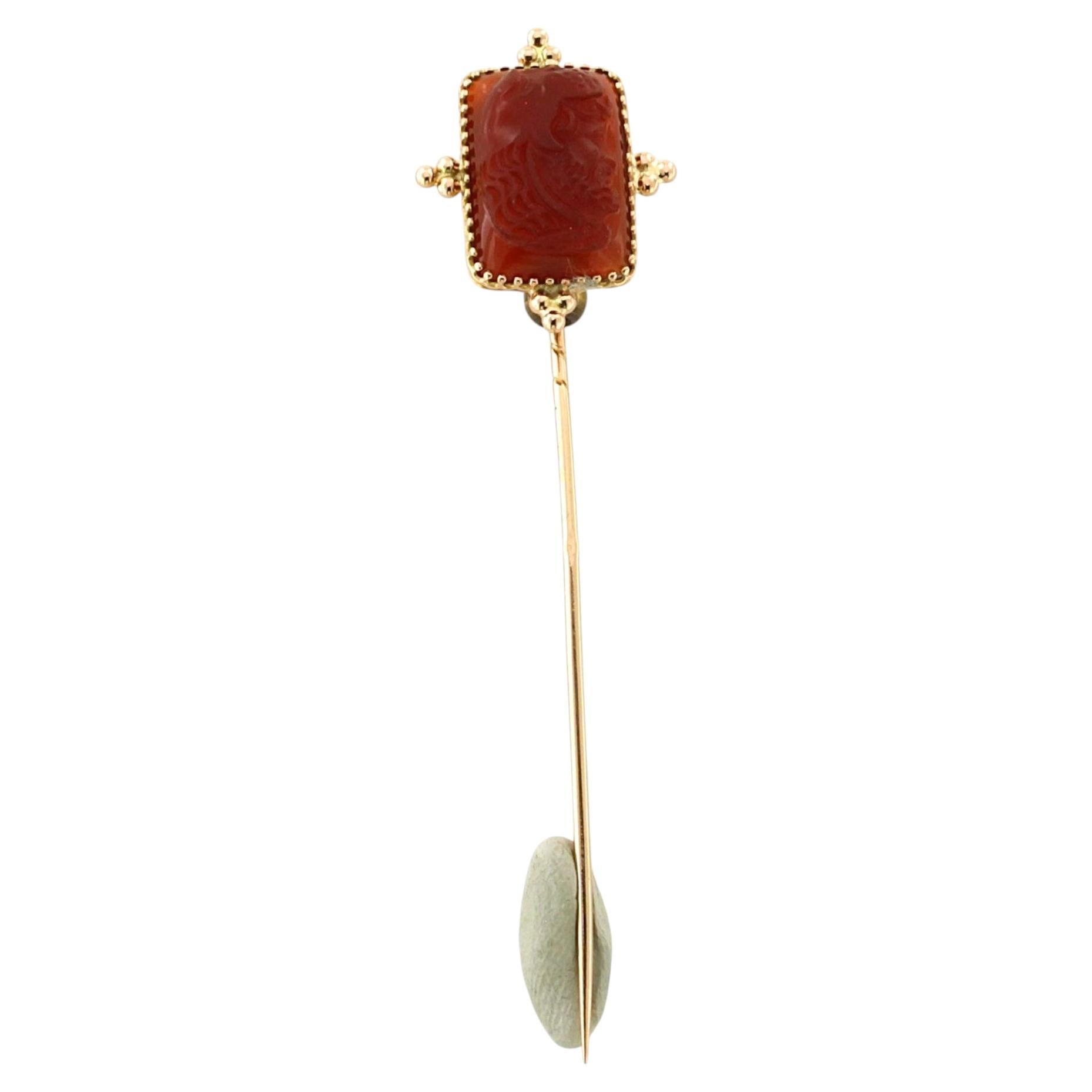 Alfiler victoriano de oro amarillo de 18k con un emperador romano tallado en cornalina – 5,0 gramos