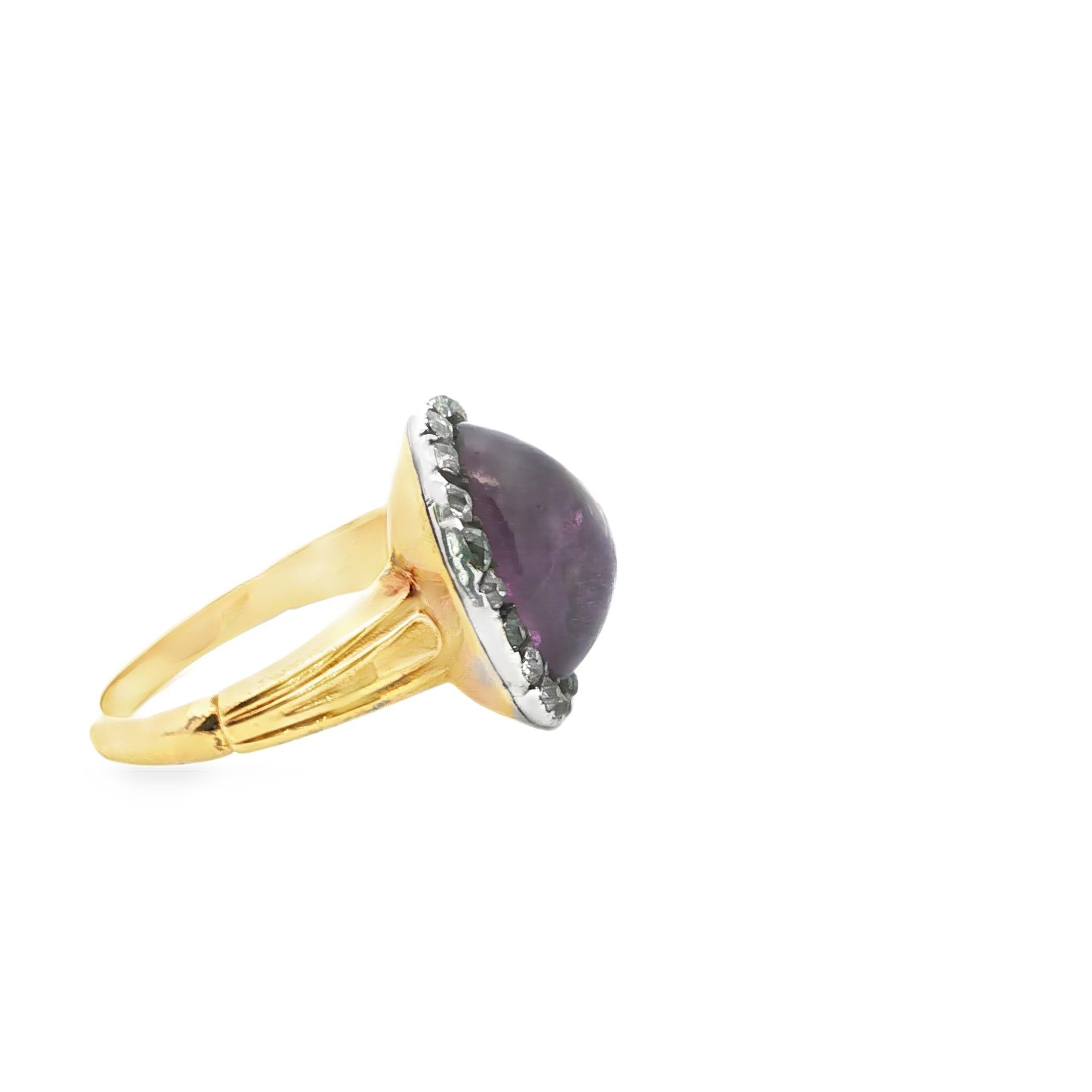 Cabochon Reverie: Anello con zaffiro viola e diamanti in oro 18 carati

Come se fosse illuminato dall'interno dal crepuscolo.

Questa affascinante creazione è incentrata su uno zaffiro viola cabochon da 9,0 carati: la sua silhouette a cupola è