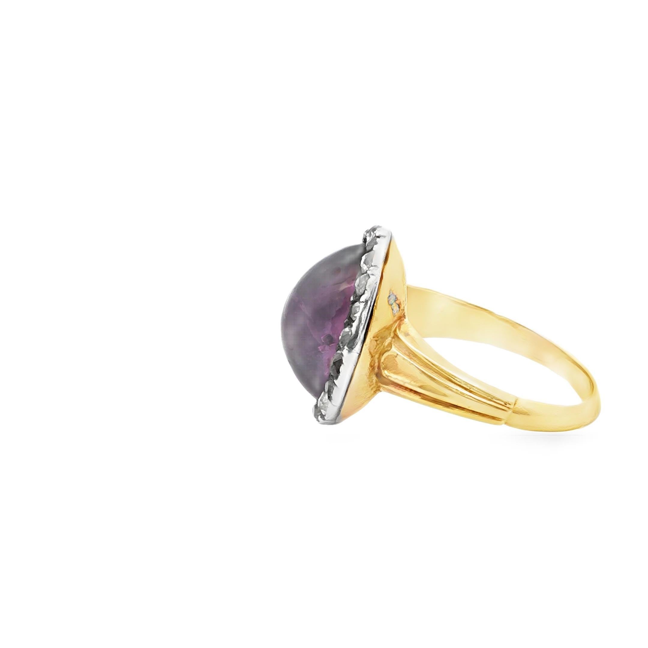 Cabochon Anello vittoriano in oro giallo 18 carati con zaffiro viola e diamanti in vendita