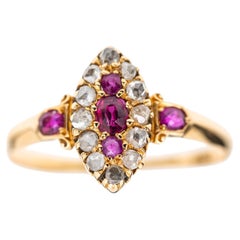 Anillo victoriano en racimo de rubíes y diamantes talla antigua en oro amarillo de 18 quilates