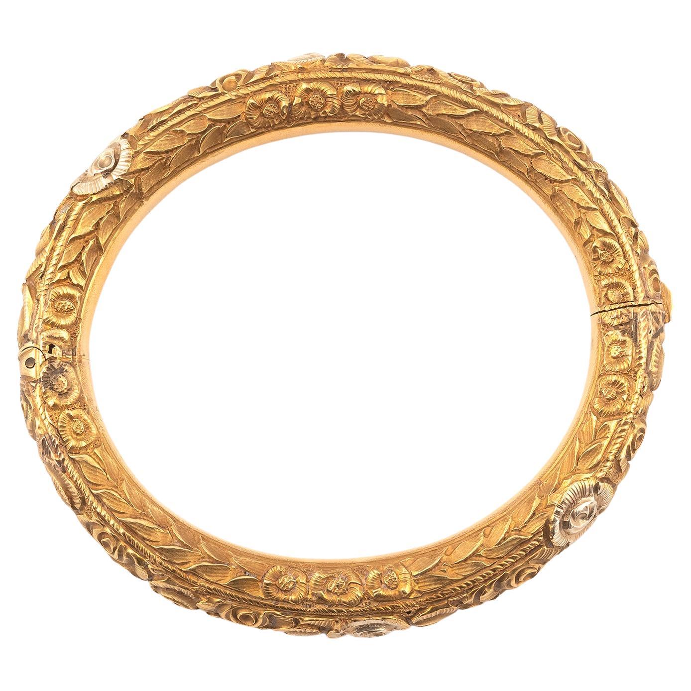 The hollow, hinged bangle with handcrafted floral design; weighing approximately: 22,37 gram;
Wide 1,1cm
Size: 6,1cm.