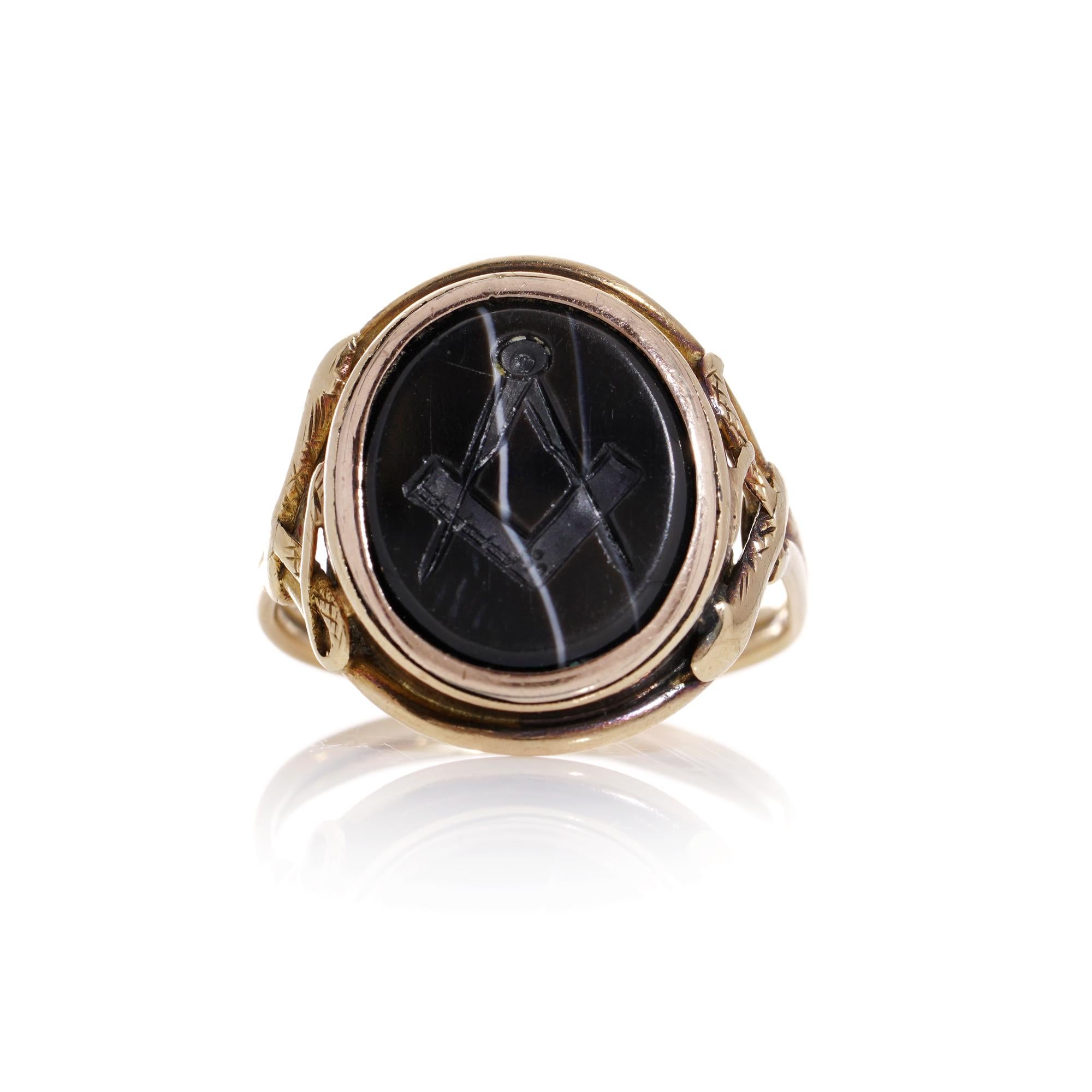 Victorian 18kt. gold Banded agate masonic ring, depicting a Square and Compass  For Sale 2