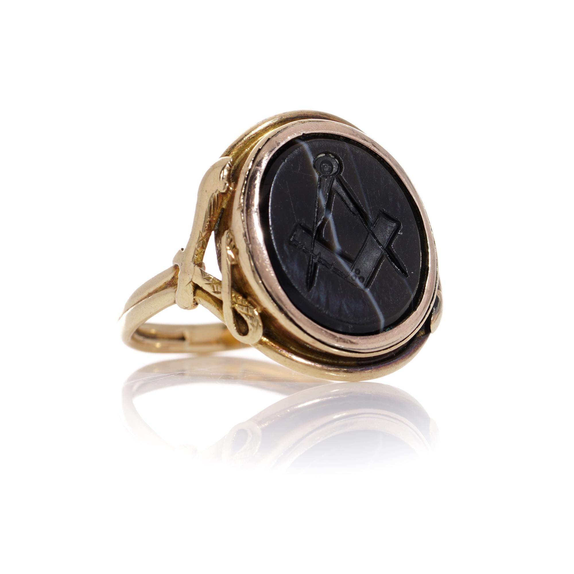 Victorian 18kt. gold Banded agate masonic ring, depicting a Square and Compass  For Sale 3
