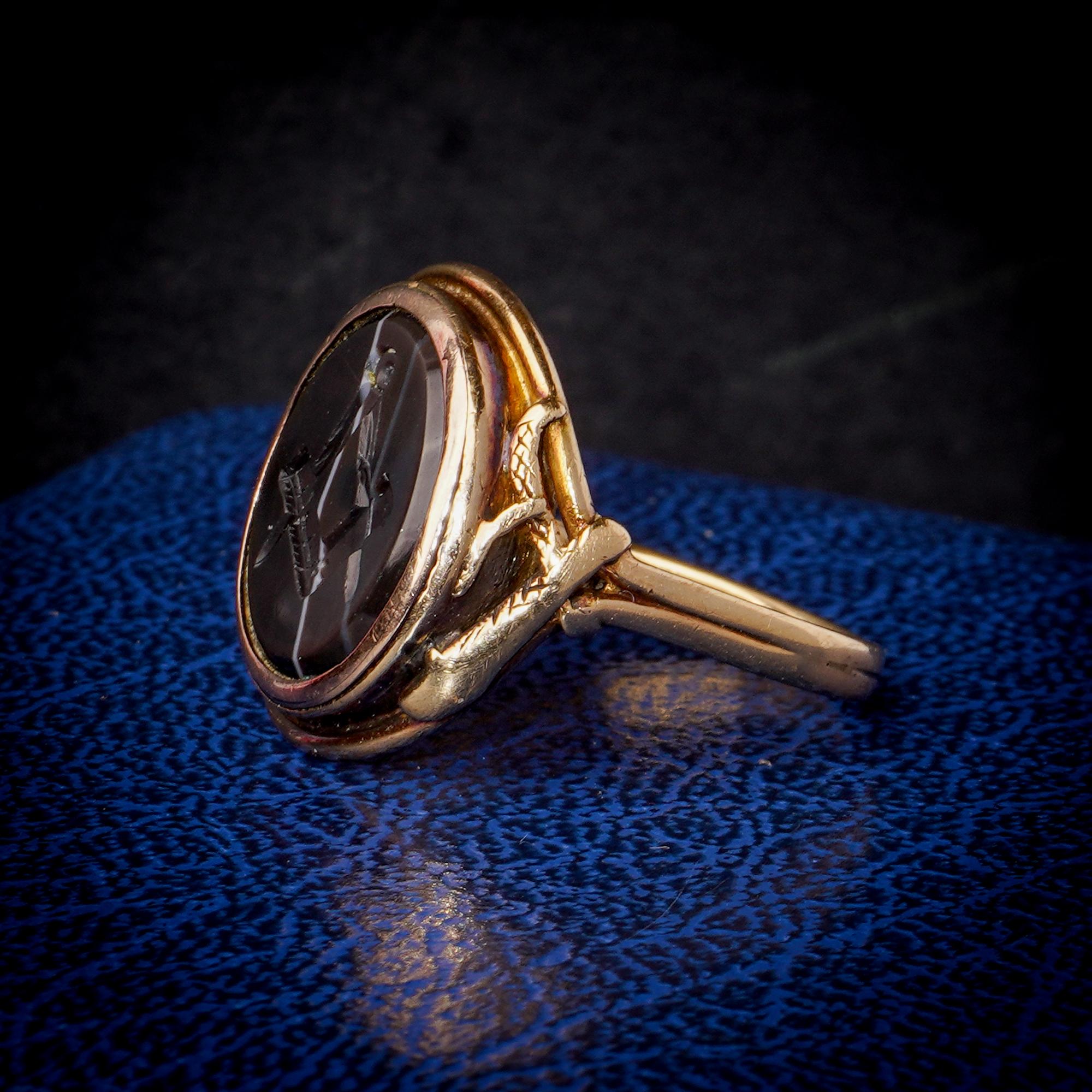Oval Cut Victorian 18kt. gold Banded agate masonic ring, depicting a Square and Compass  For Sale