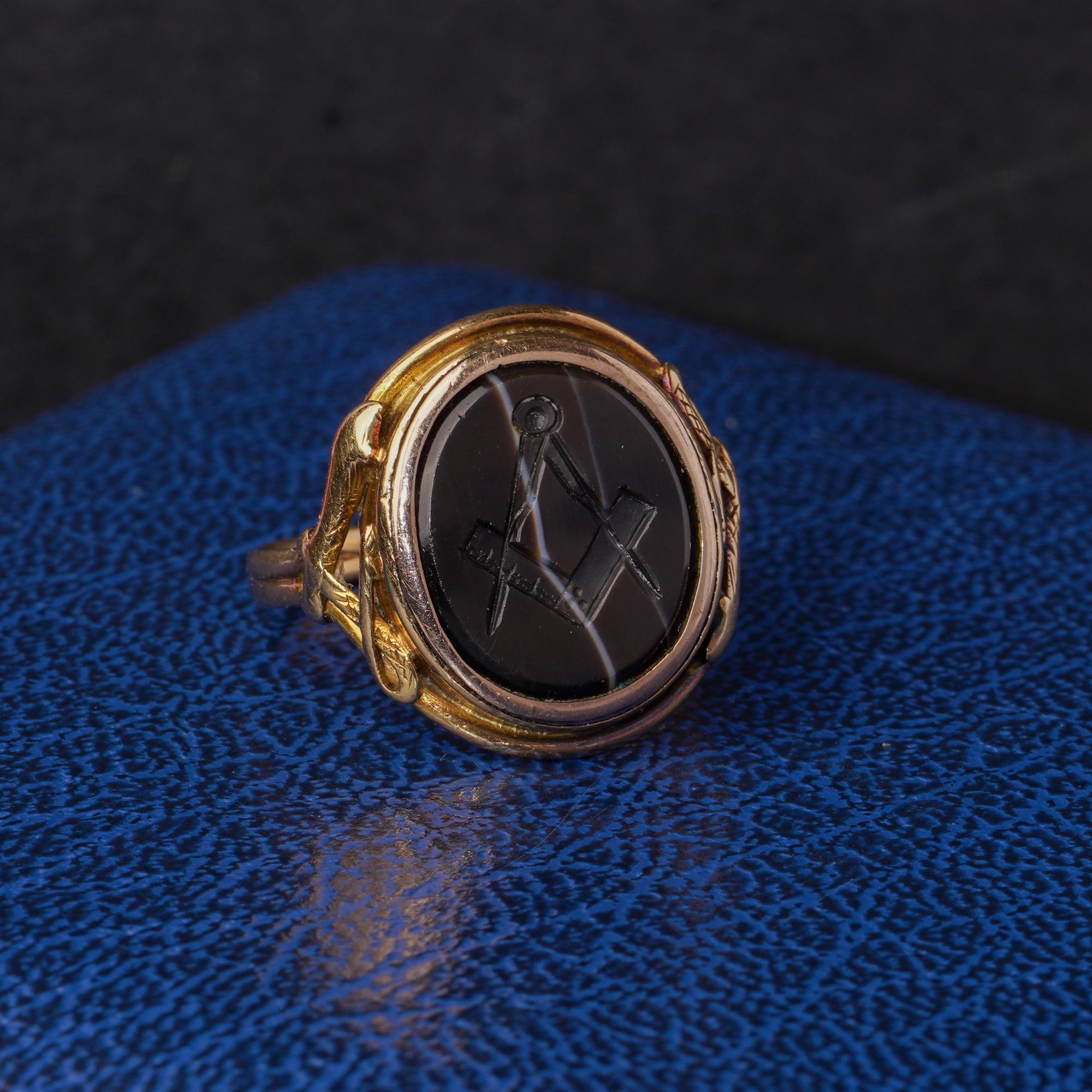 Victorian 18kt. gold Banded agate masonic ring, depicting a Square and Compass  In Good Condition For Sale In Braintree, GB