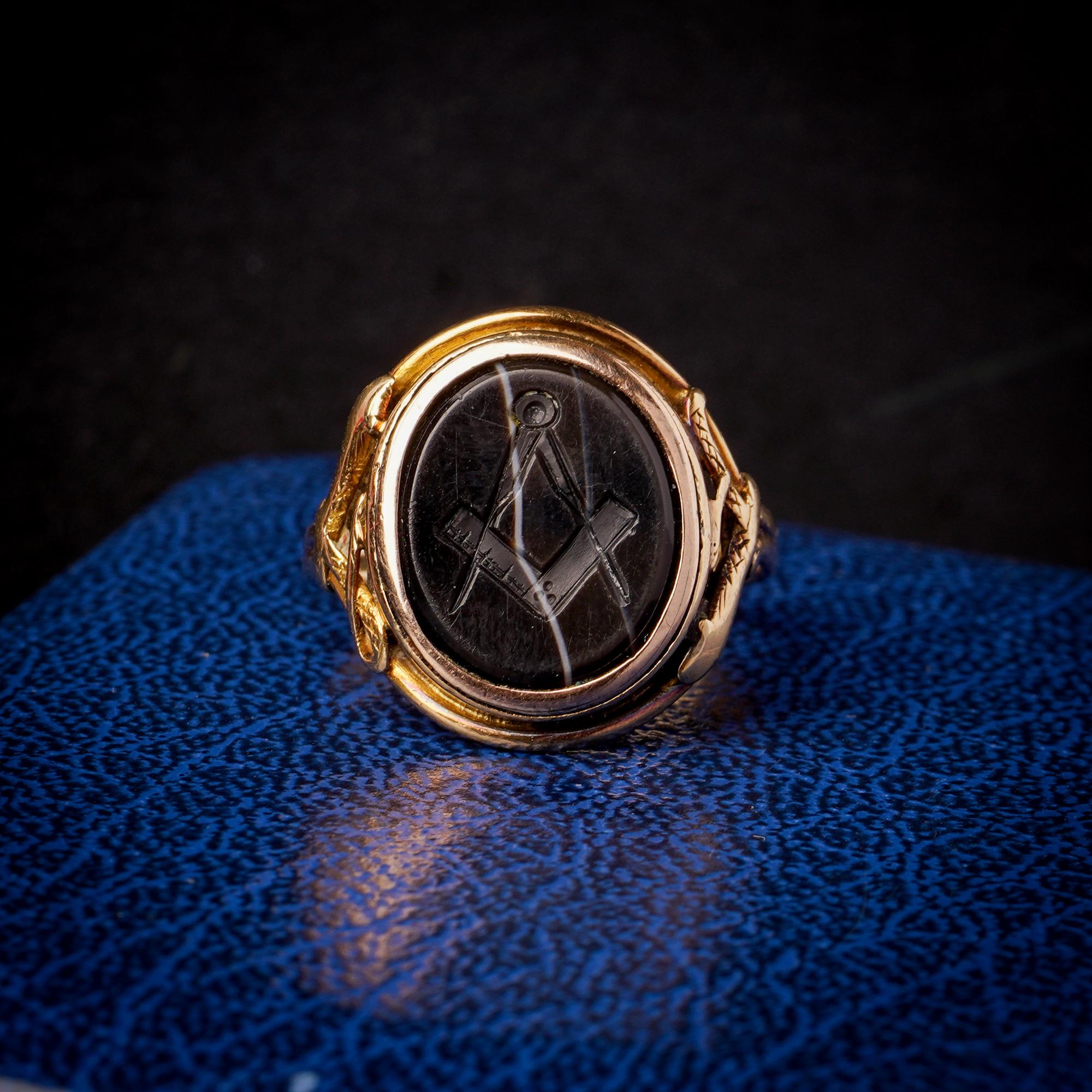 Men's Victorian 18kt. gold Banded agate masonic ring, depicting a Square and Compass  For Sale
