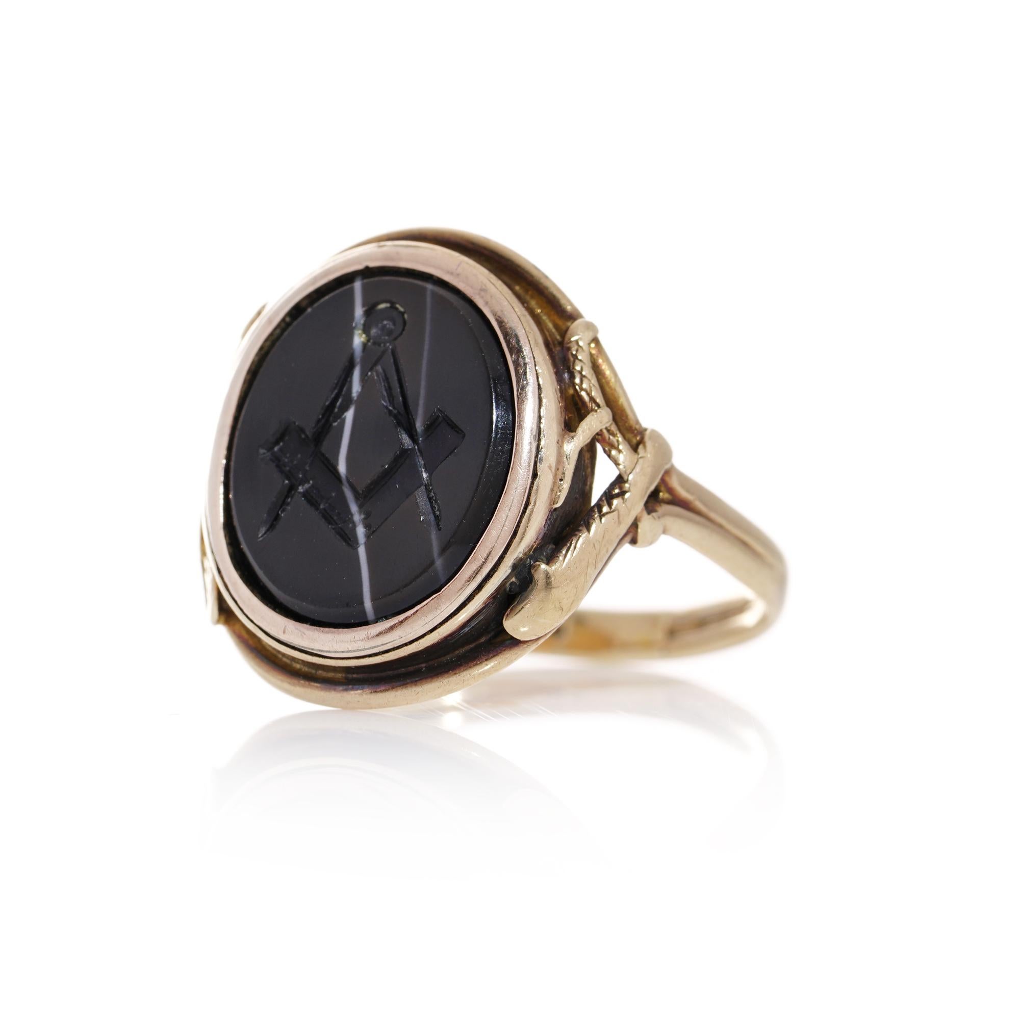 Victorian 18kt. gold Banded agate masonic ring, depicting a Square and Compass  For Sale 6