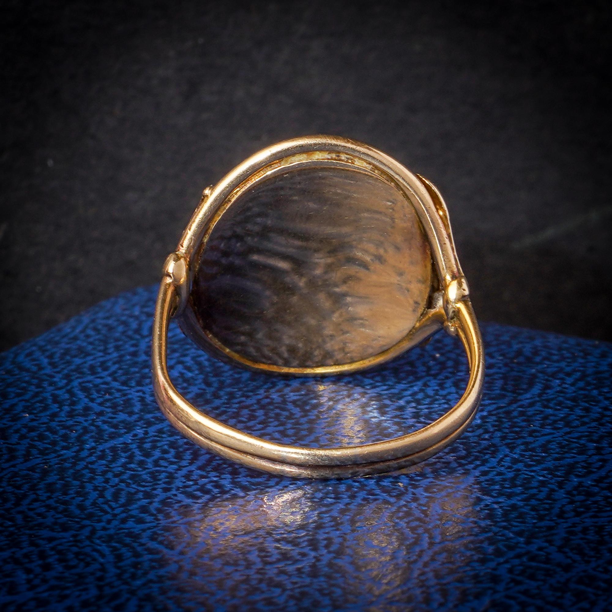 Bague masonique victorienne en or 18 carats avec bande d'agate représentant un carré et une boussole  en vente 1