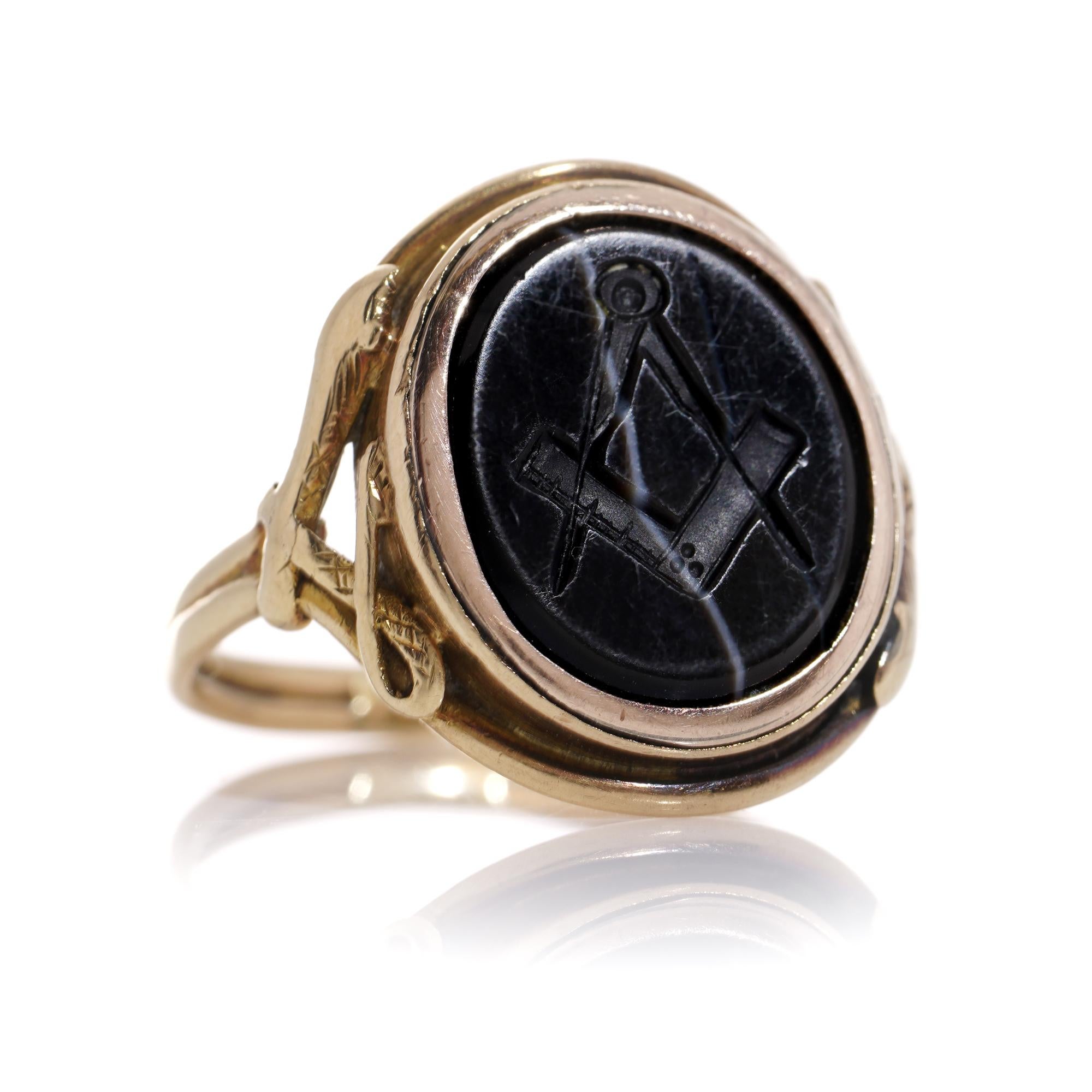 Victorian 18kt. gold Banded agate masonic ring, depicting a Square and Compass  For Sale 7