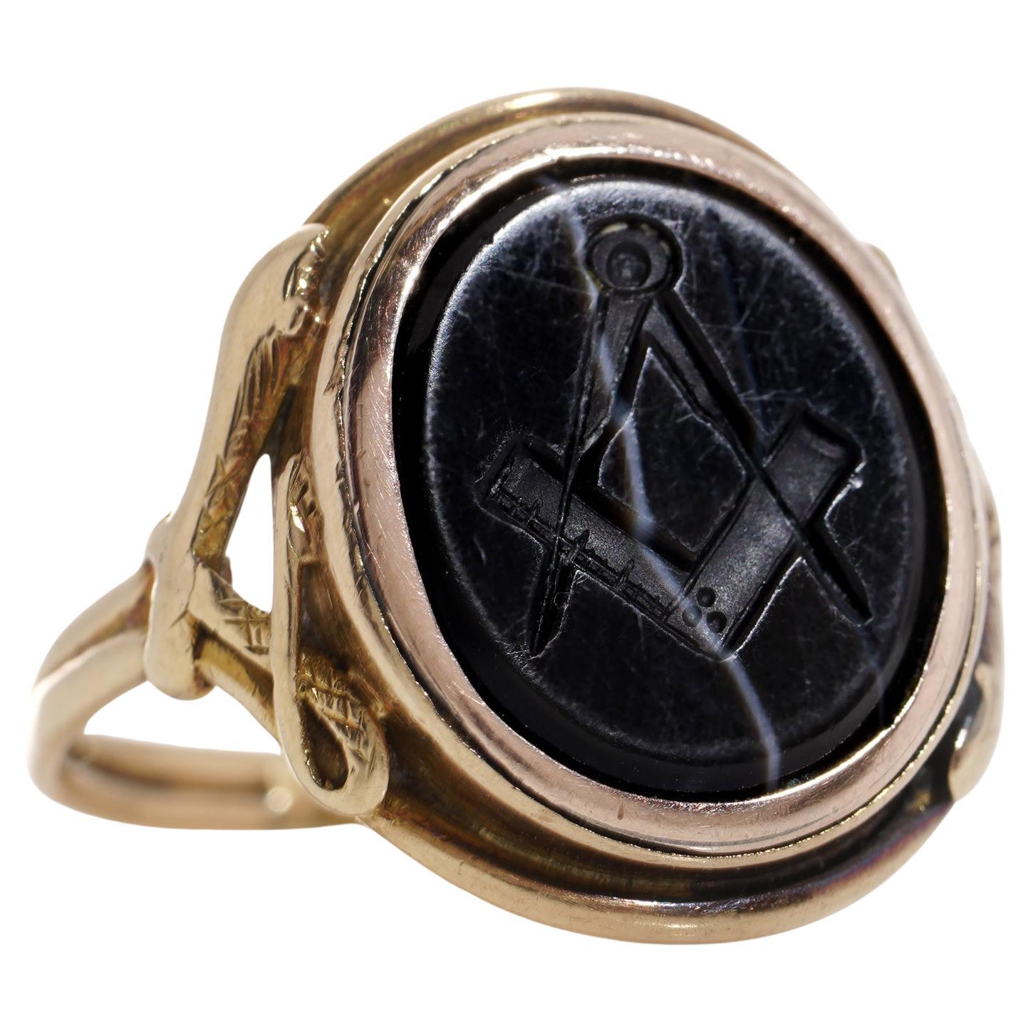 Victorian 18kt. gold Banded agate masonic ring, depicting a Square and Compass  For Sale