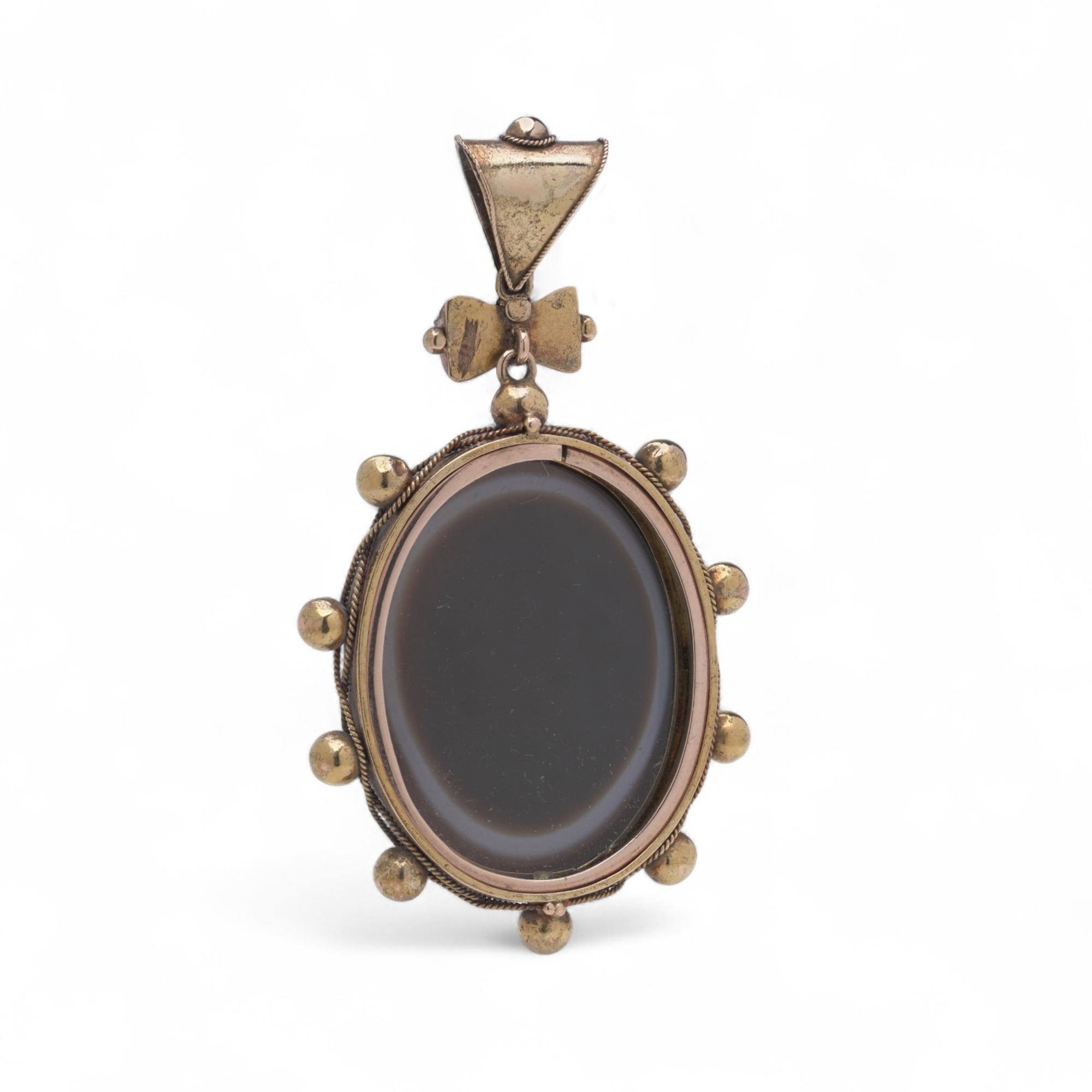 Pendentif victorien en or 18kt en agate baguée en vente 1