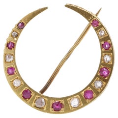 Viktorianische Brosche aus 18-karätigem Gold mit Diamanten und Rubinen in Halbmondform 