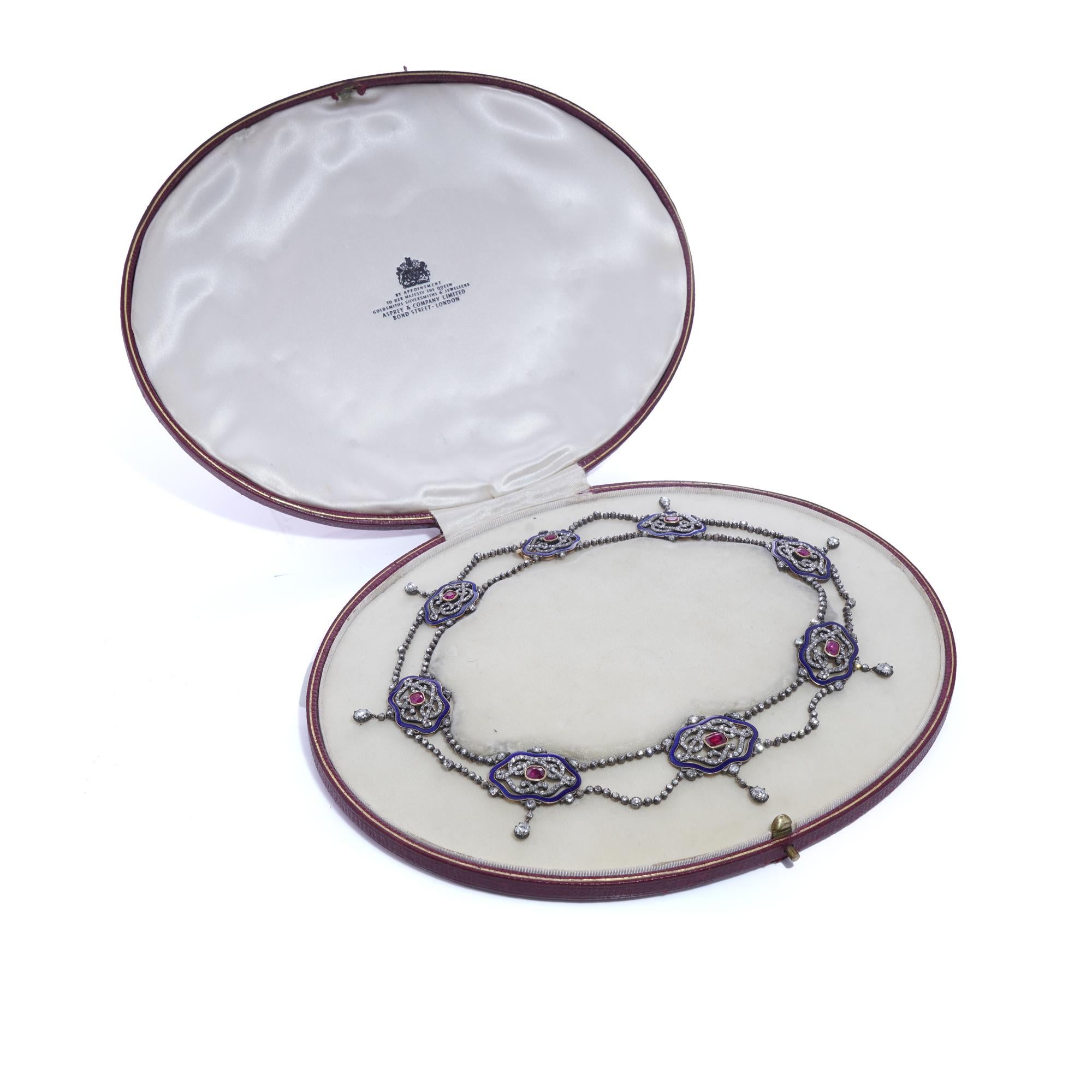 Viktorianische 18kt Gold & Silber Rubin, Diamant, und Emaille Halskette.
Ungefähres Datum: 1880er Jahre
Gewicht: 54.5 Gramm
Länge: 38,5 cm
Breite: 4 cm

Ein atemberaubendes, doppelreihiges Collier mit rubin- und diamantbesetzten Emaille-Gliedern,