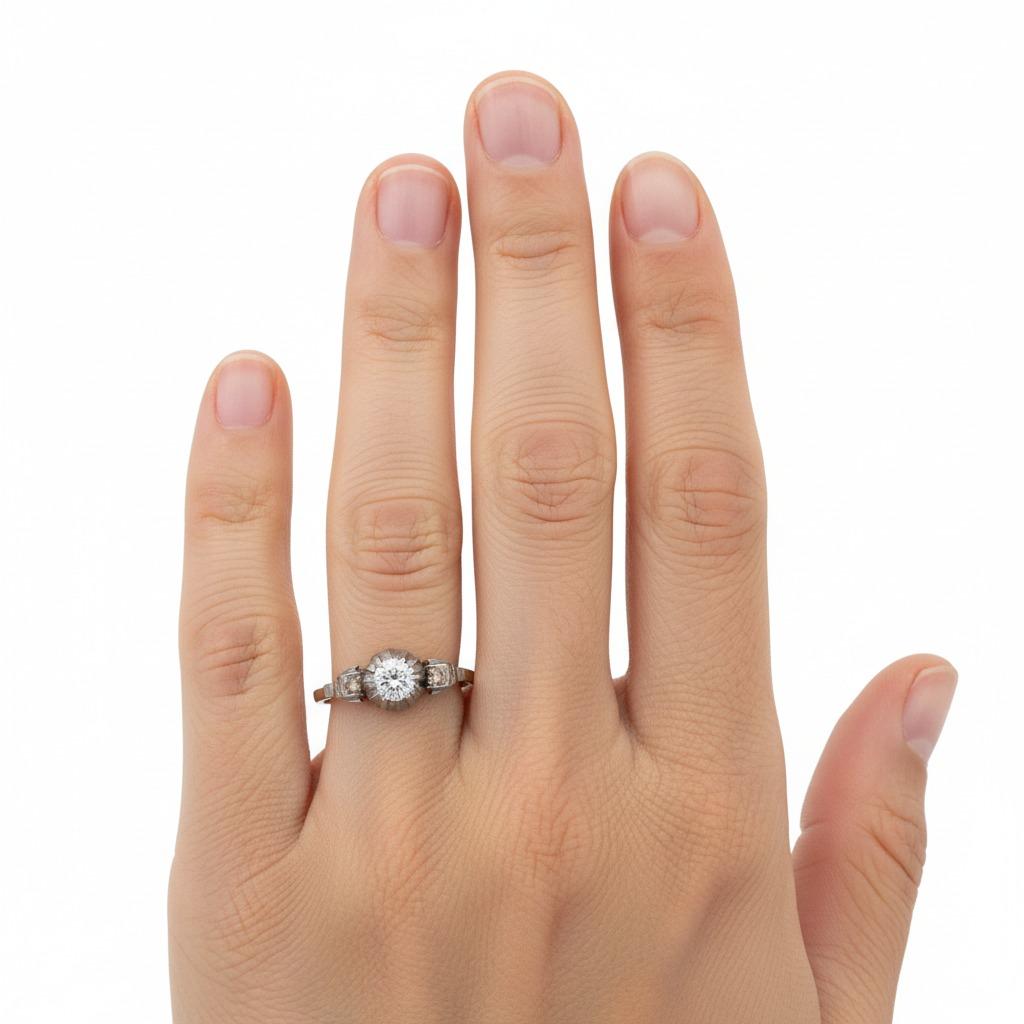 Questo anello di epoca tardo-vittoriana è uno straordinario mix di eleganza e maestria, sapientemente realizzato in oro giallo e bianco 18kt. Al centro di questo splendido pezzo si trova un diamante a taglio pieno di circa 0,30 carati, di colore H e