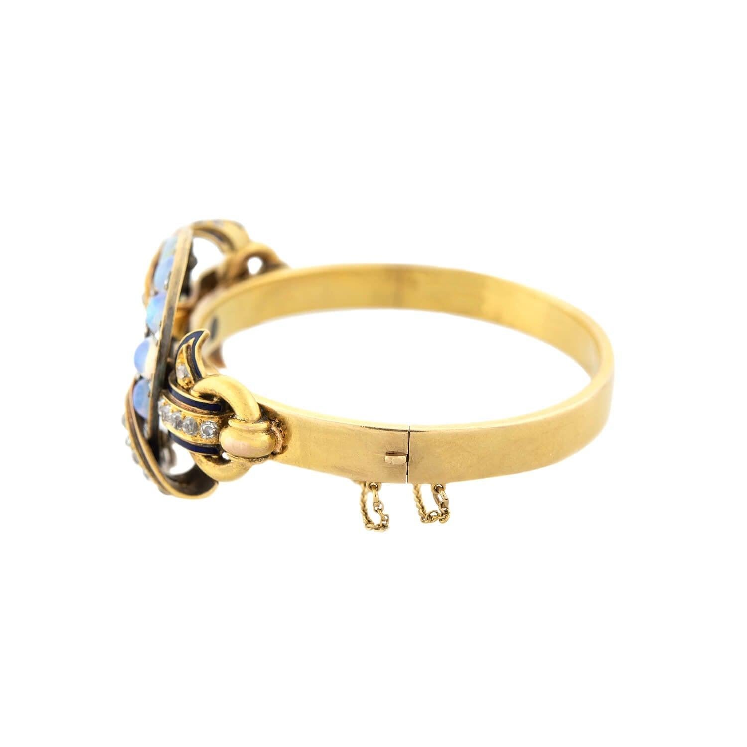 Un magnifique bracelet de l'époque victorienne (ca1880) ! Réalisé en or jaune 18kt, ce bracelet présente un magnifique motif de fer à cheval en opale et diamant. Le fer à cheval est riveté au bracelet et contient onze incroyables cabochons d'opale