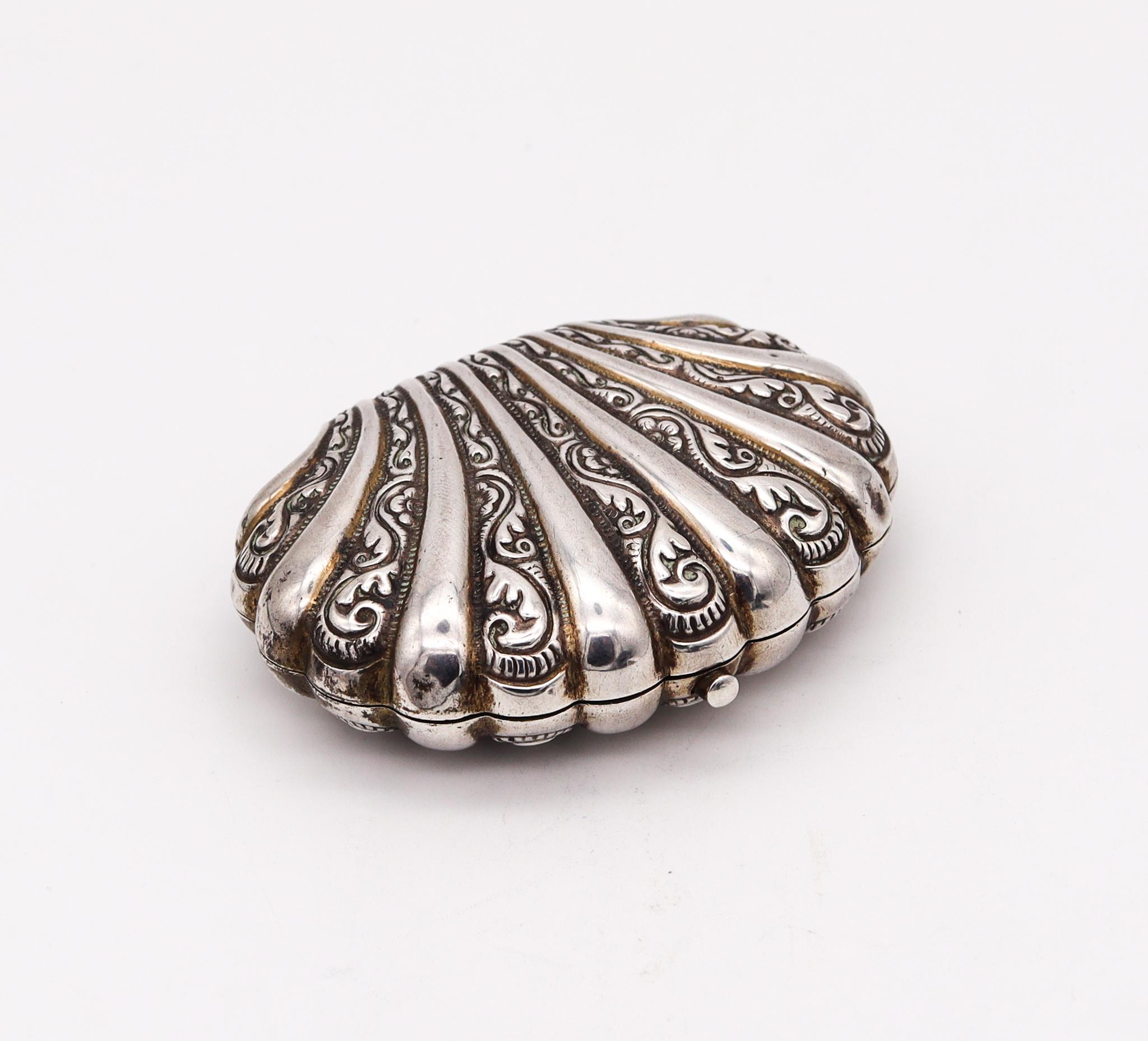 Clam Conch Shaped Coins wallet Purse.

A beautiful piece, created during the late Victorian era (1837-1901) circa 1900. This is a coins wallet crafted in the shape of a clam conch, in solid silver .900/.999. The interiors has three compartments,