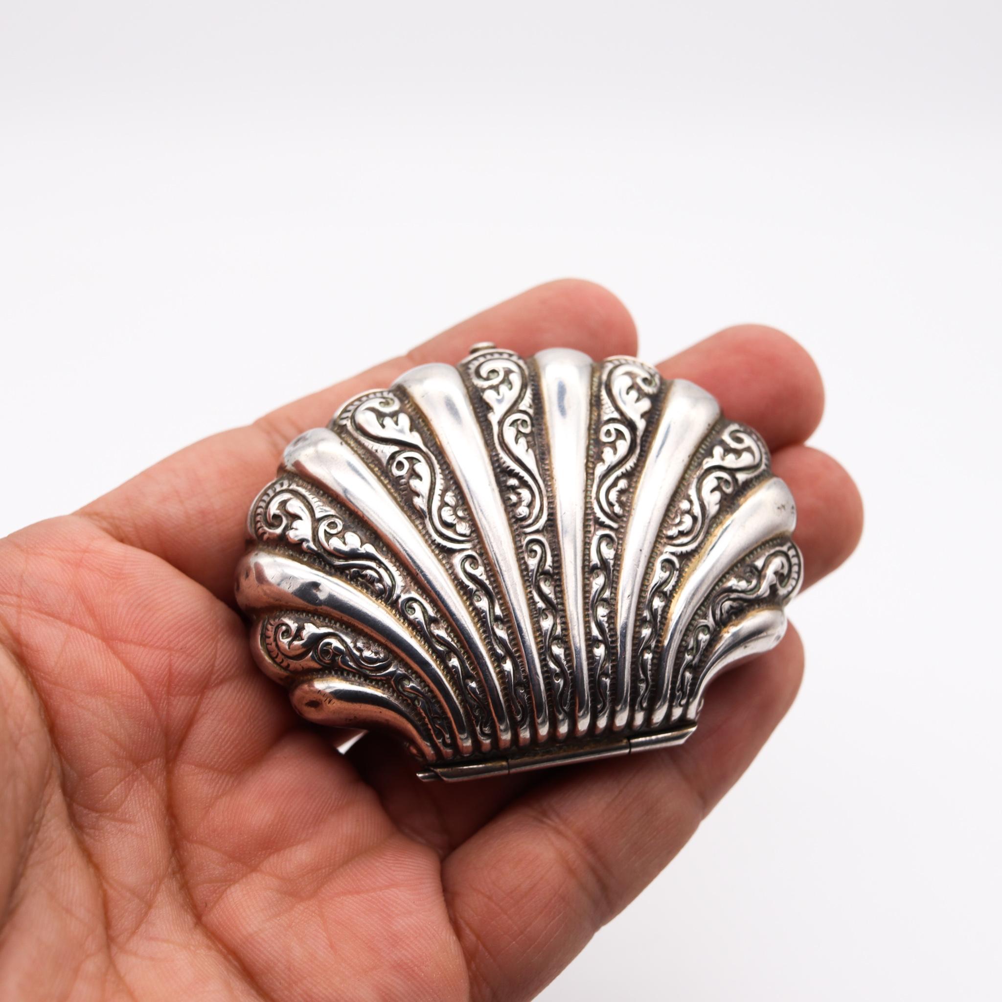 Spanish Victorian 1900 Clam Shaped Coins Purse Wallet In .900 Sterling Silver For Sale
