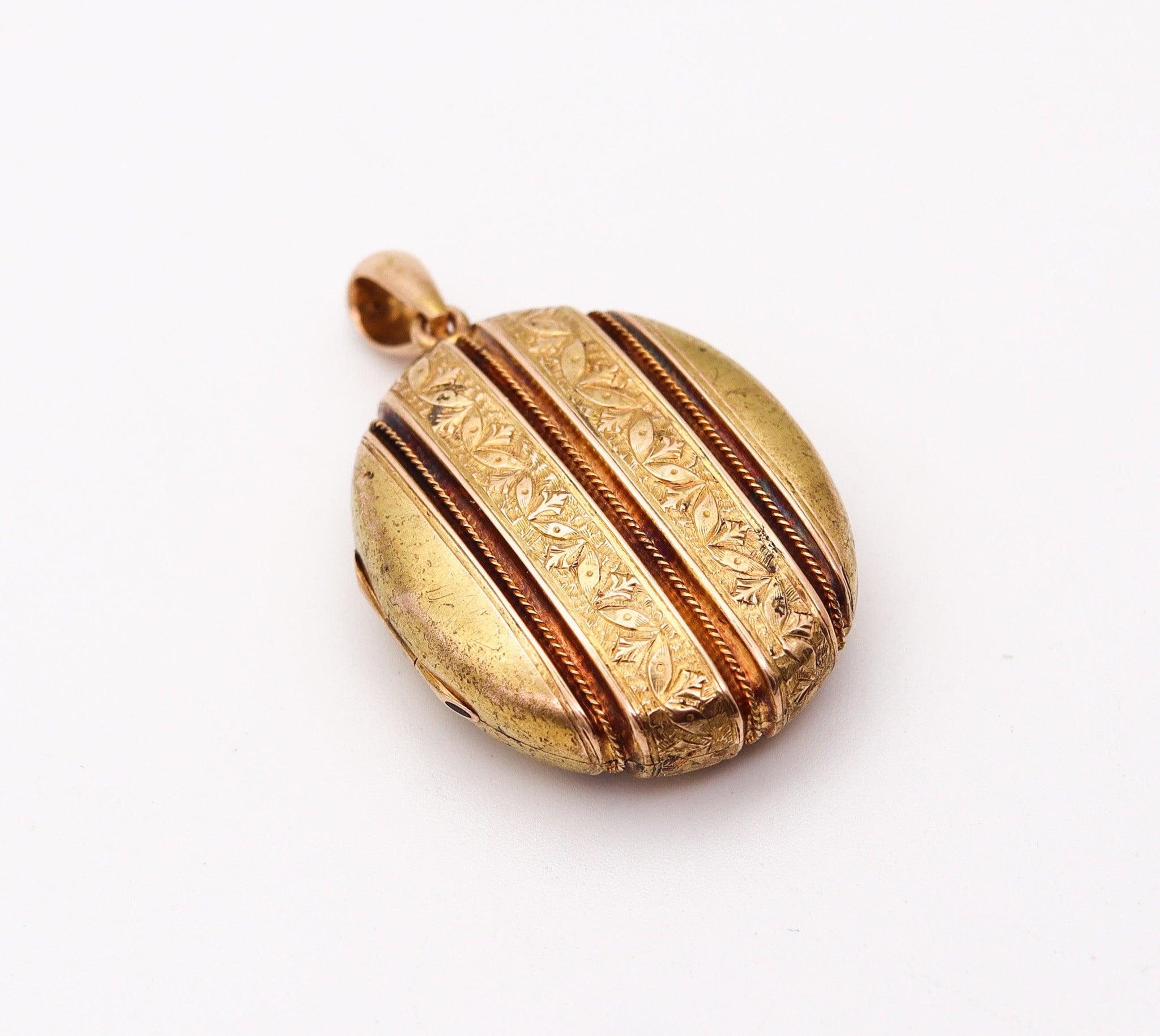 Vittoriano Ciondolo a medaglione geometrico VICTORIAN 1900 in oro giallo 15 Kt Repousse in vendita