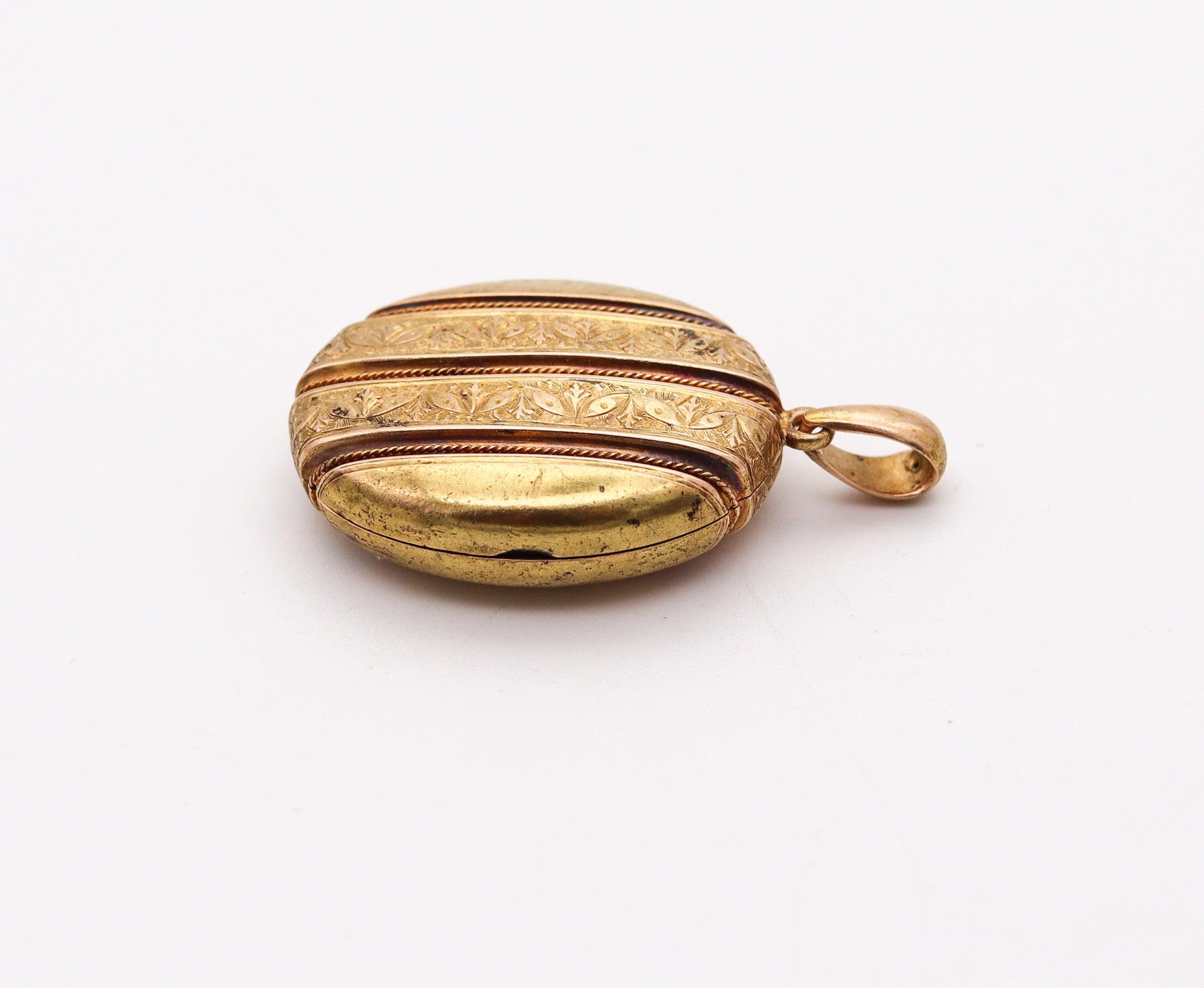 Ciondolo a medaglione geometrico VICTORIAN 1900 in oro giallo 15 Kt Repousse In condizioni ottime in vendita a Miami, FL