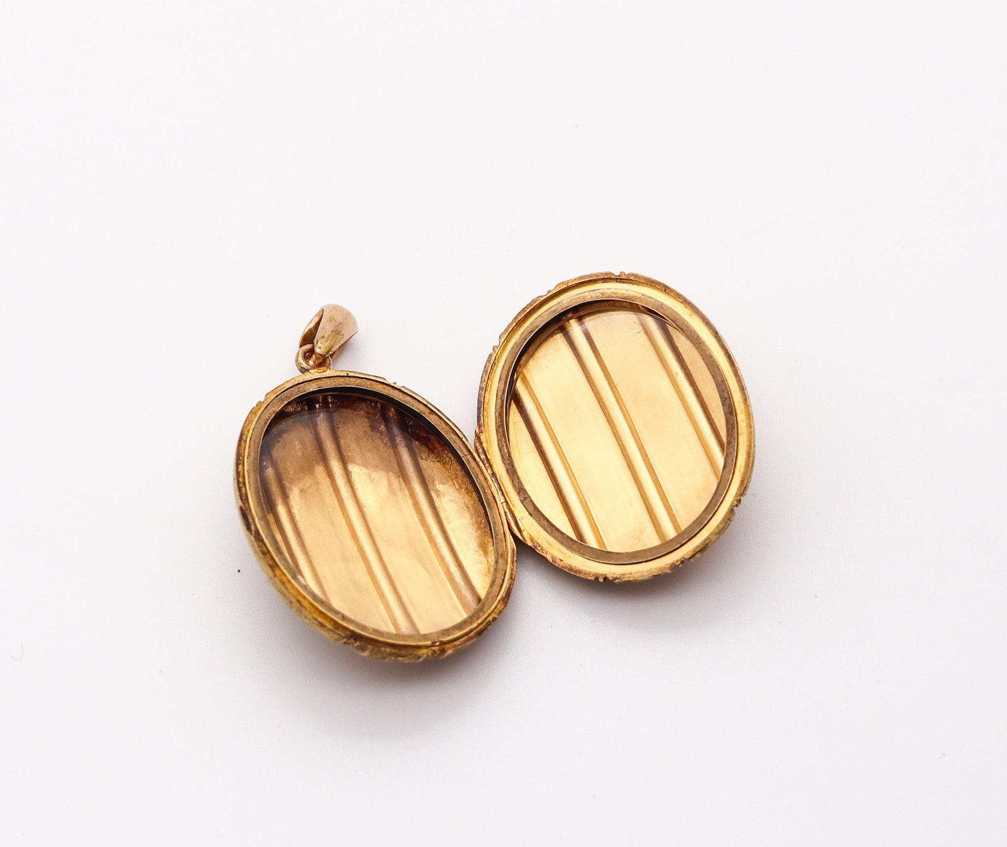 Donna Ciondolo a medaglione geometrico VICTORIAN 1900 in oro giallo 15 Kt Repousse in vendita