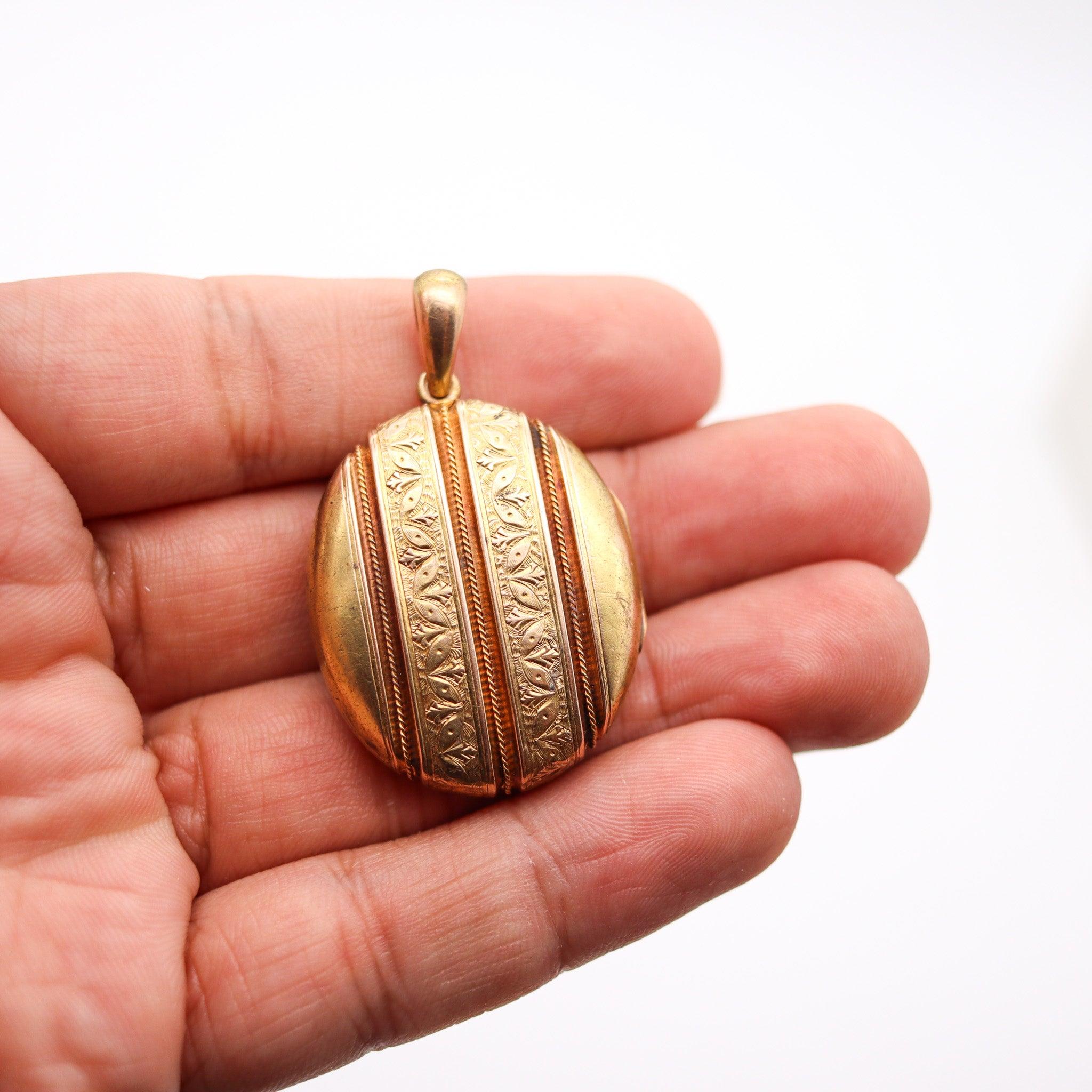 Ciondolo a medaglione geometrico VICTORIAN 1900 in oro giallo 15 Kt Repousse in vendita 1