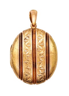 Pendentif médaillon géométrique VICTORIAN 1900 en or jaune 15 carats repoussé
