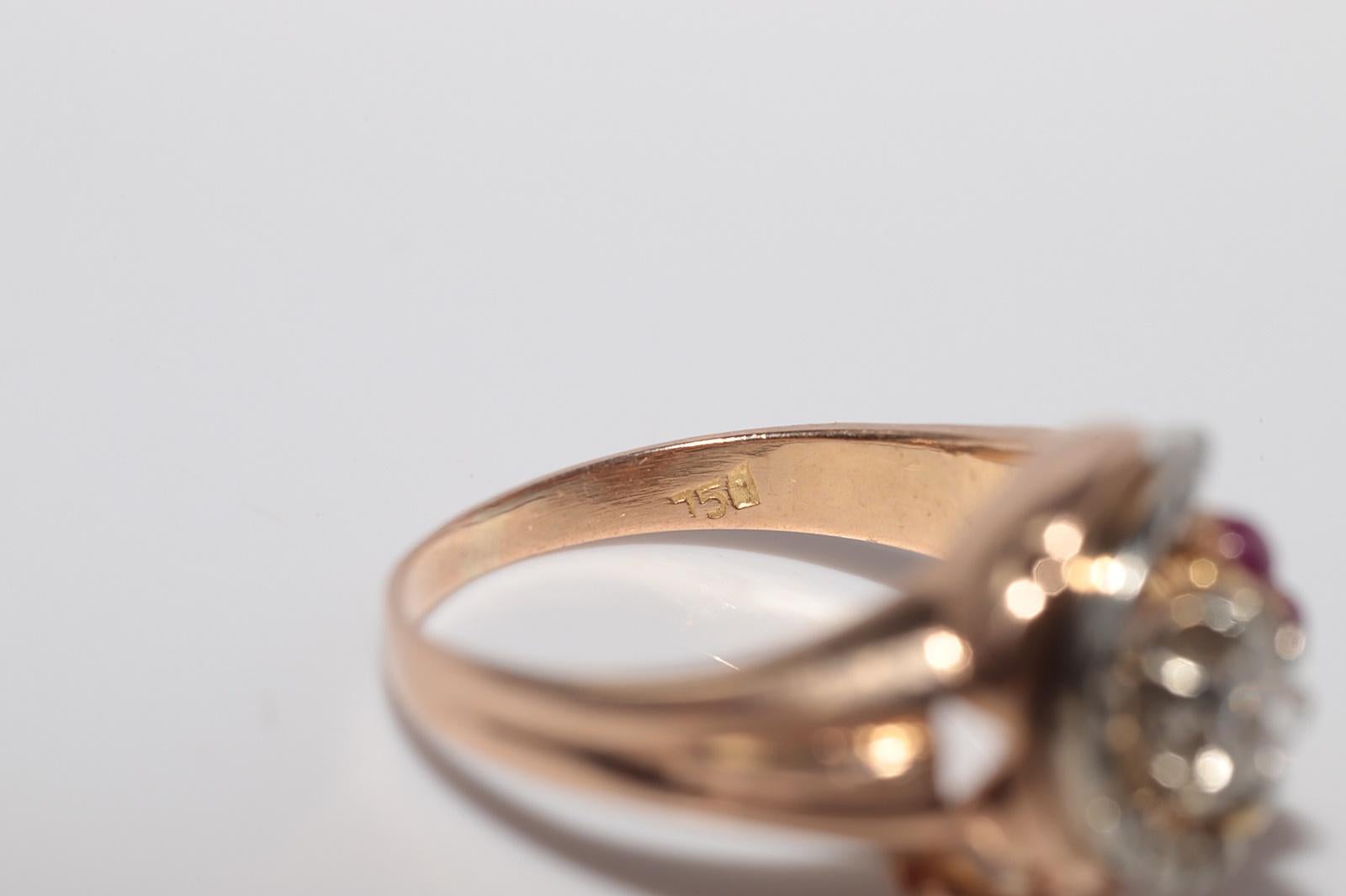 Viktorianischen 1900er 18k Gold natürlichen Diamanten und Cabochon Cut Rubin Ring im Angebot 3