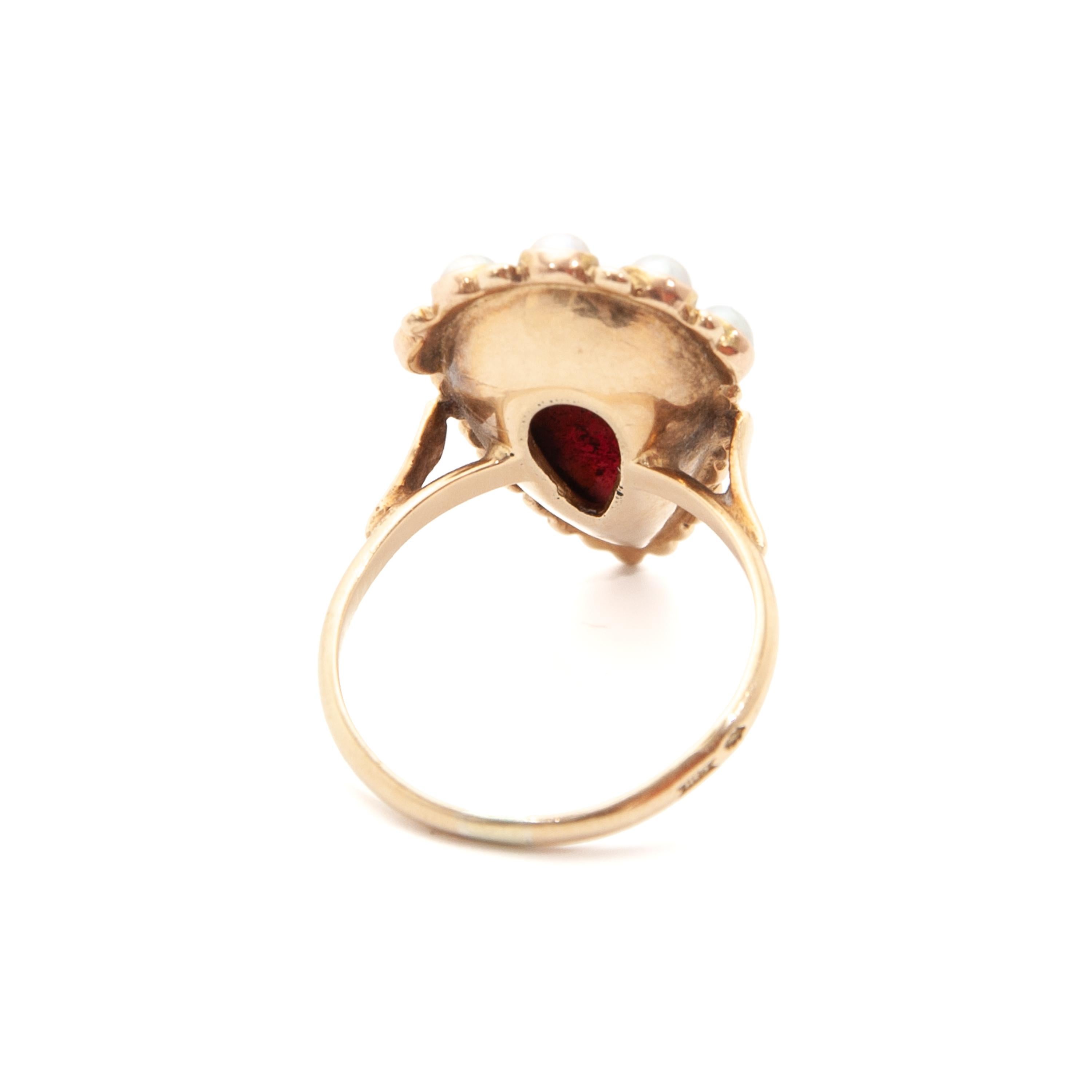 Dutch 14 Karat Yellow Gold Garnet Pearl Ring In Good Condition In Rotterdam, NL