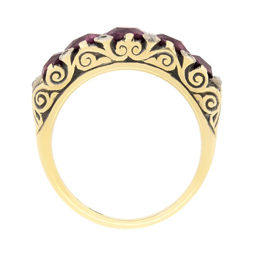 Risalente al 1880, questo affascinante anello vittoriano con gambo intagliato presenta una collezione di cinque ametiste. Il centrale è il più grande con 0,50 carati, la coppia di fianco pesa 0,40 carati a testa e le ultime due pesano 0,30 carati