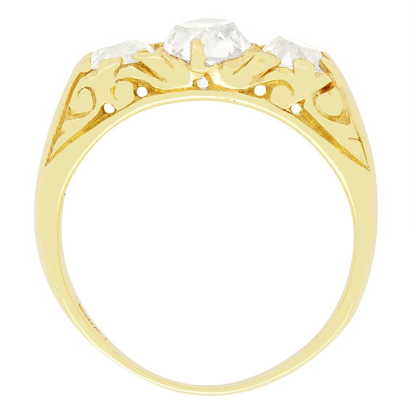 Este cautivador anillo trilogía victoriano presenta un trío de brillantes diamantes. El diamante central es una piedra de talla ovalada de 1,00 quilate, flanqueada por dos diamantes de talla antigua de 0,45 quilates, cada uno de ellos engastado