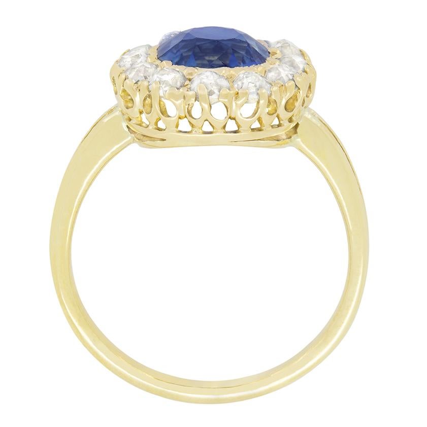 Dieser atemberaubende viktorianische Ring zeigt in seiner Mitte einen auffälligen Saphir von 1.90 Karat. Der alte Kissenschliffstein ist von GCS zertifiziert und völlig natürlich und unerhitzt. Um den Saphir herum sitzt eine Gruppe von Diamanten im