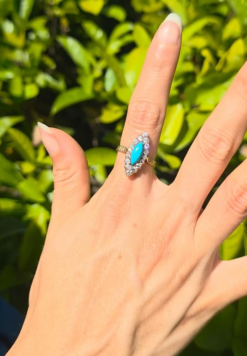 Este exquisito anillo Navette, de la época victoriana, circa 1900-1910, muestra el arte de su tiempo. Hecha a mano en oro amarillo de 18 quilates, presenta una cautivadora turquesa cabujón de aproximadamente 2,00 quilates.

Rodeando a la turquesa