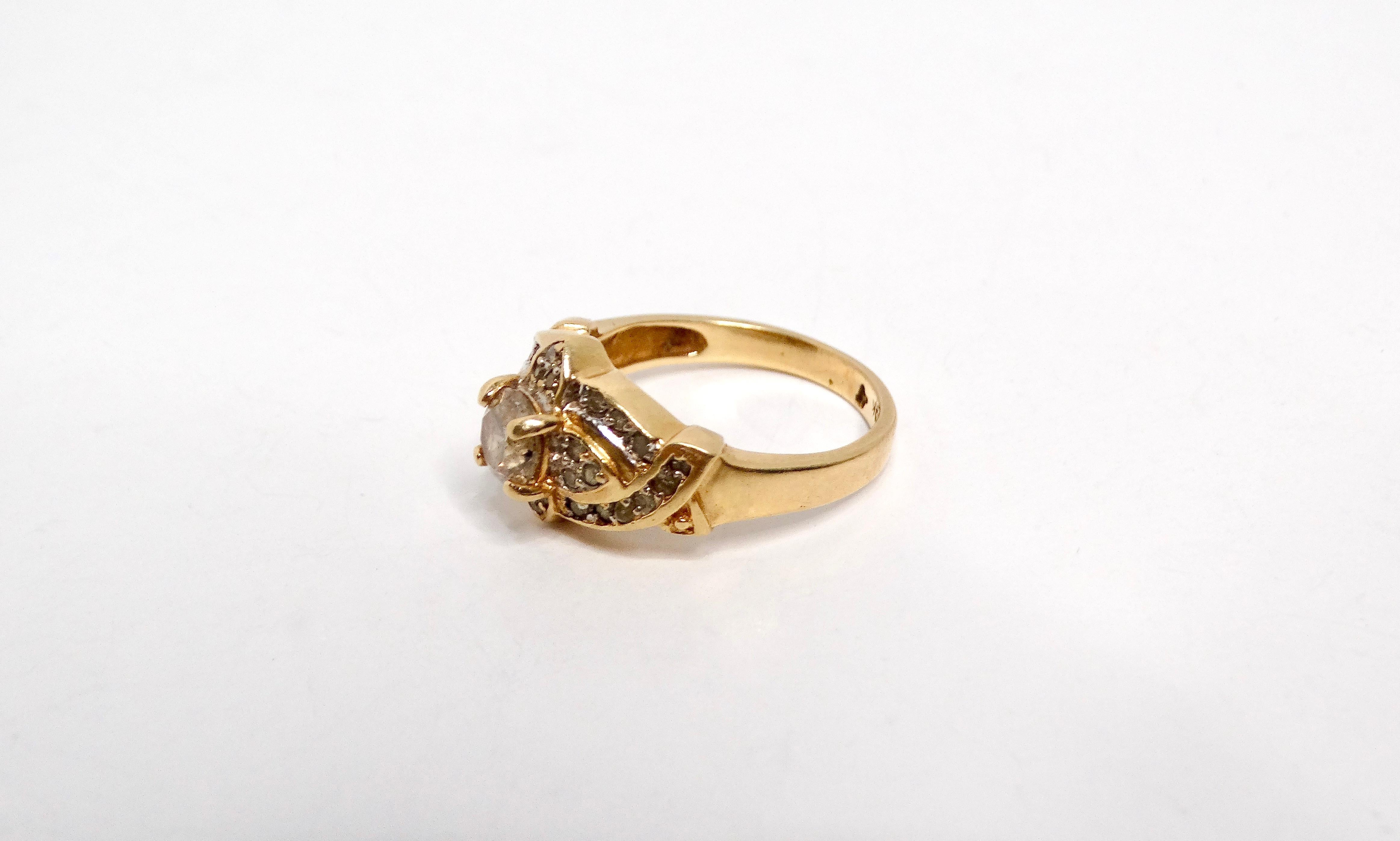 Der viktorianische Ring aus den 1920er Jahren mit Diamanten und 10-karätigem Gelbgold ist ein zeitloses Schmuckstück, das Vintage-Charme und Raffinesse ausstrahlt. Dieser exquisite Ring wurde mit viel Liebe zum Detail gefertigt und zeichnet sich