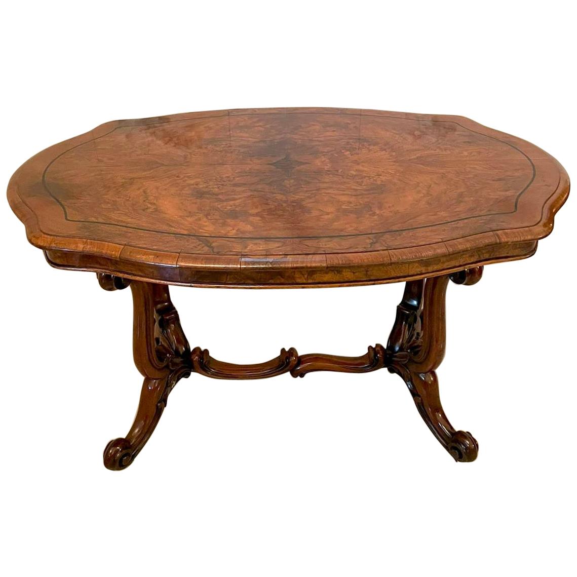 Table centrale victorienne du 19ème siècle en ronce de noyer antique avec base en forme de panier autoportante