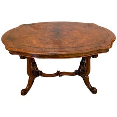 Table centrale victorienne du 19ème siècle en ronce de noyer antique avec base en forme de panier autoportante