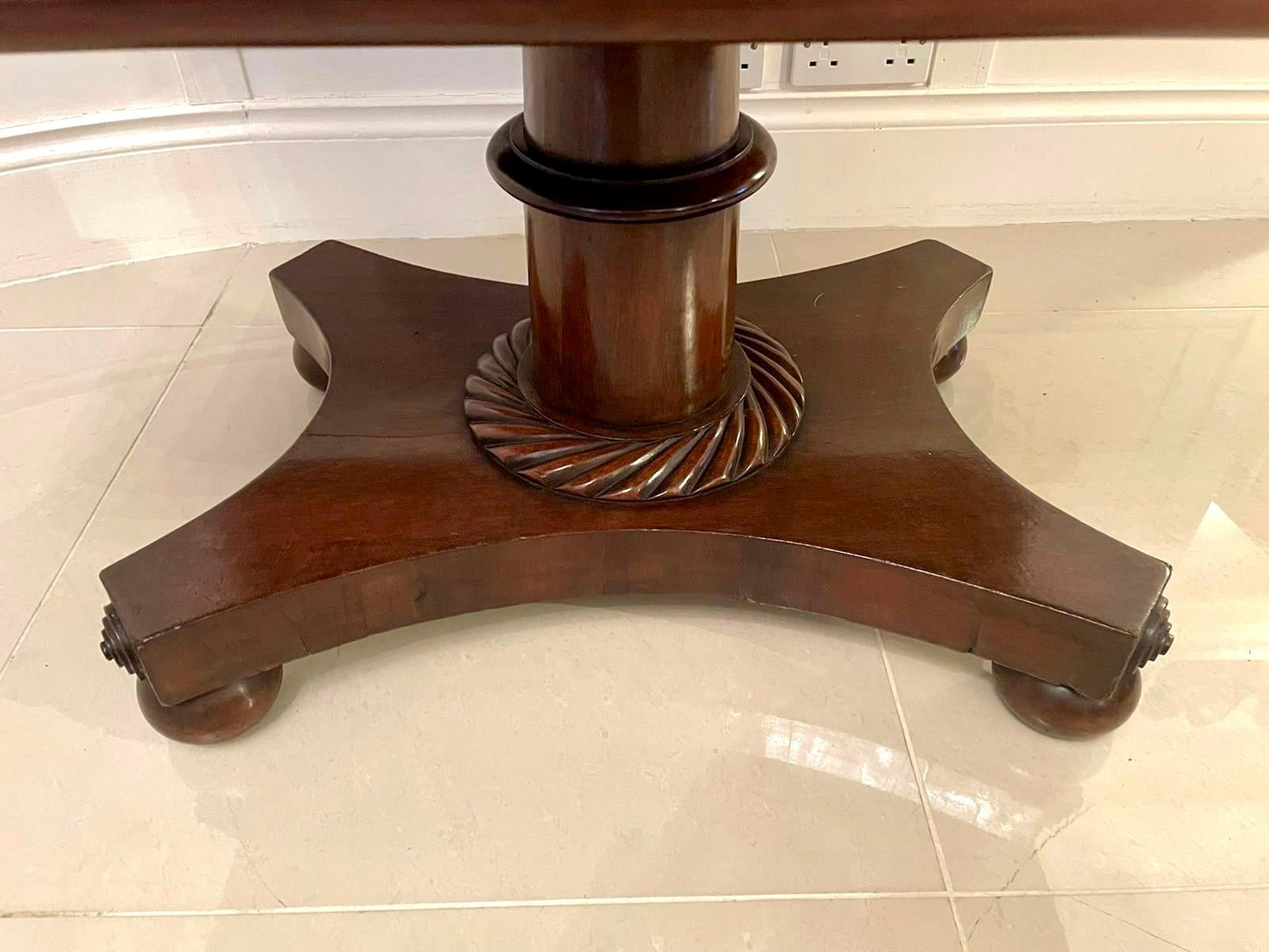 Table centrale victorienne du 19ème siècle à piédestal ancien en vente 1