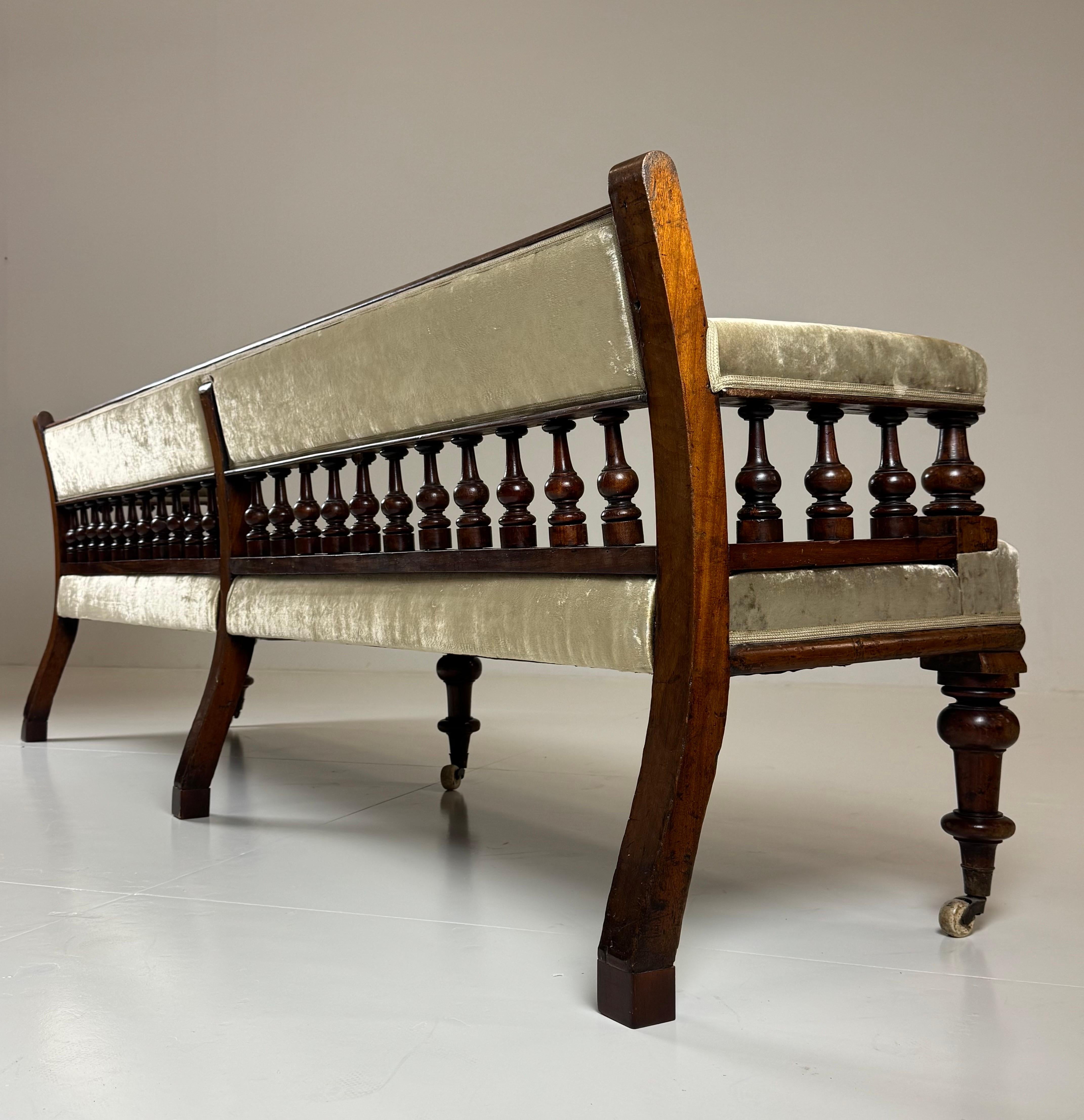 Victorian English Bench.

Particularly beautiful sofa / one-room sofa. Original from England 19th century.
Made entirely of Mahogany wood. Beautifully turned elements.

Last reupholstered 6 / 7 years ago.

In very good condition. Great comfort.
