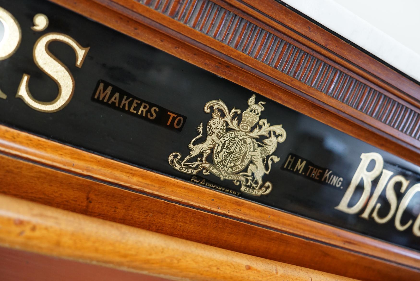 Vitrine / Meuble de magasin victorien en bois dur du 19e siècle pour les biscuits de Carrs en vente 3