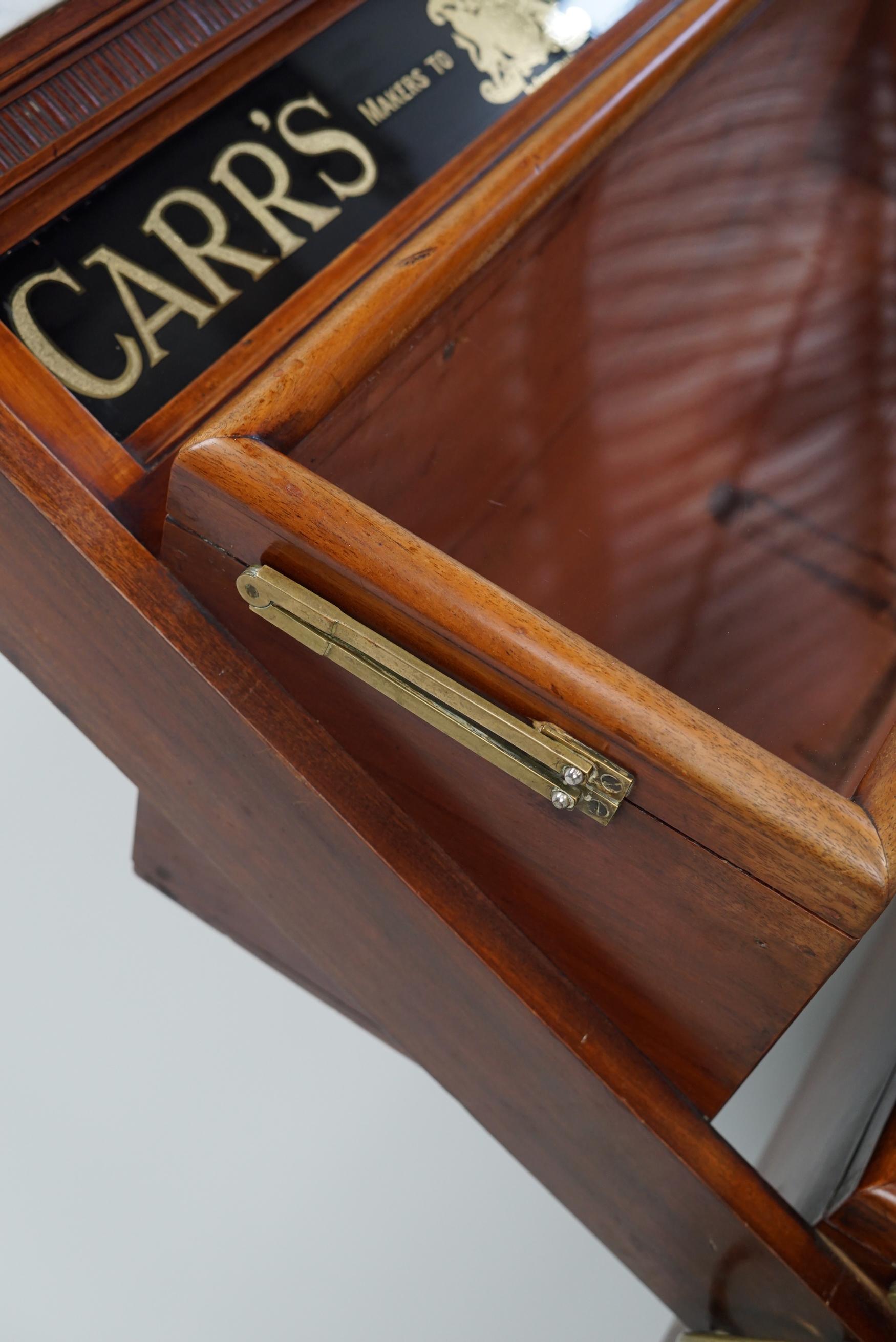 XIXe siècle Vitrine / Meuble de magasin victorien en bois dur du 19e siècle pour les biscuits de Carrs en vente