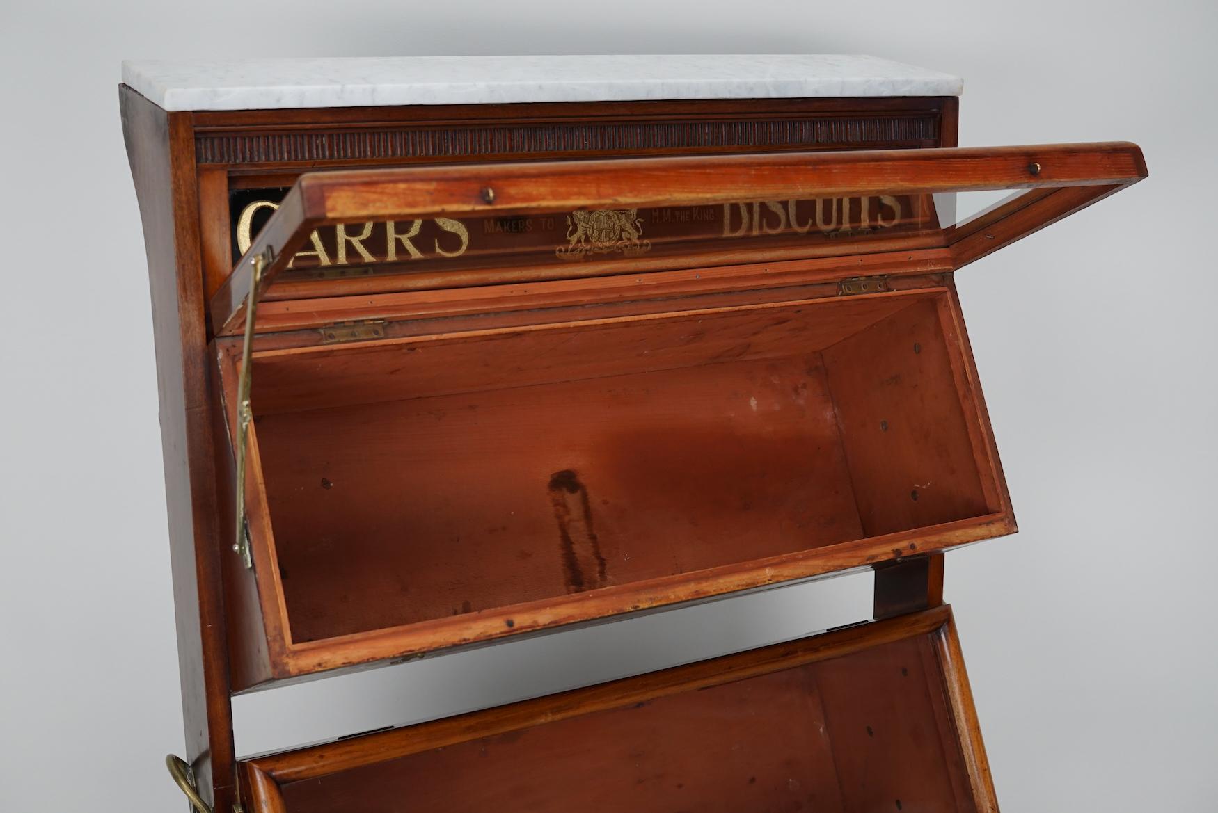 Vitrine / Meuble de magasin victorien en bois dur du 19e siècle pour les biscuits de Carrs en vente 1