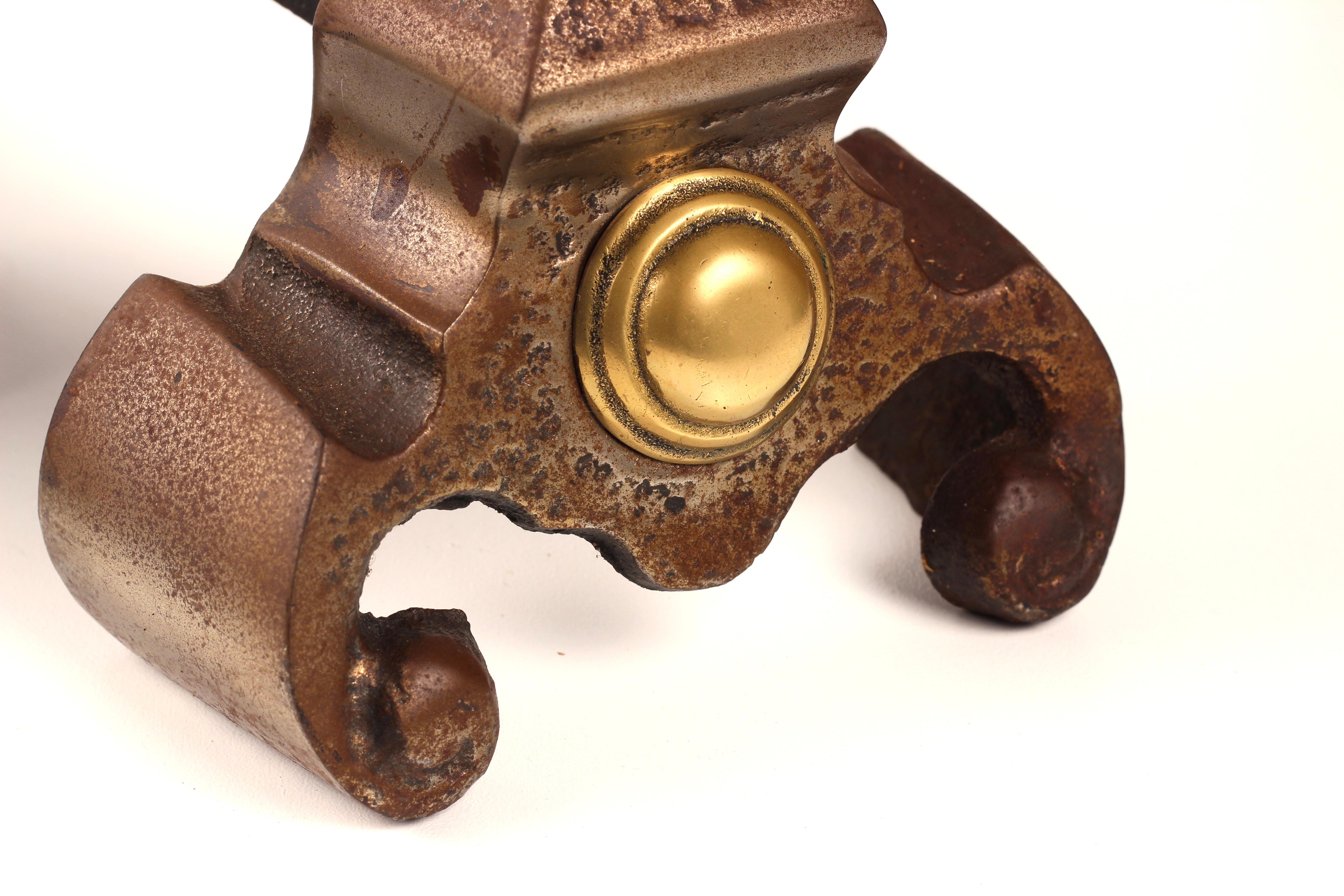 Focolari / Andirons in ferro, ottone e acciaio del XIX secolo

Questi candelabri del XIX secolo si distinguono per la combinazione di materiali robusti e design elegante, mescolando ferro, ottone e acciaio. Il contrasto tra il robusto corpo in ferro