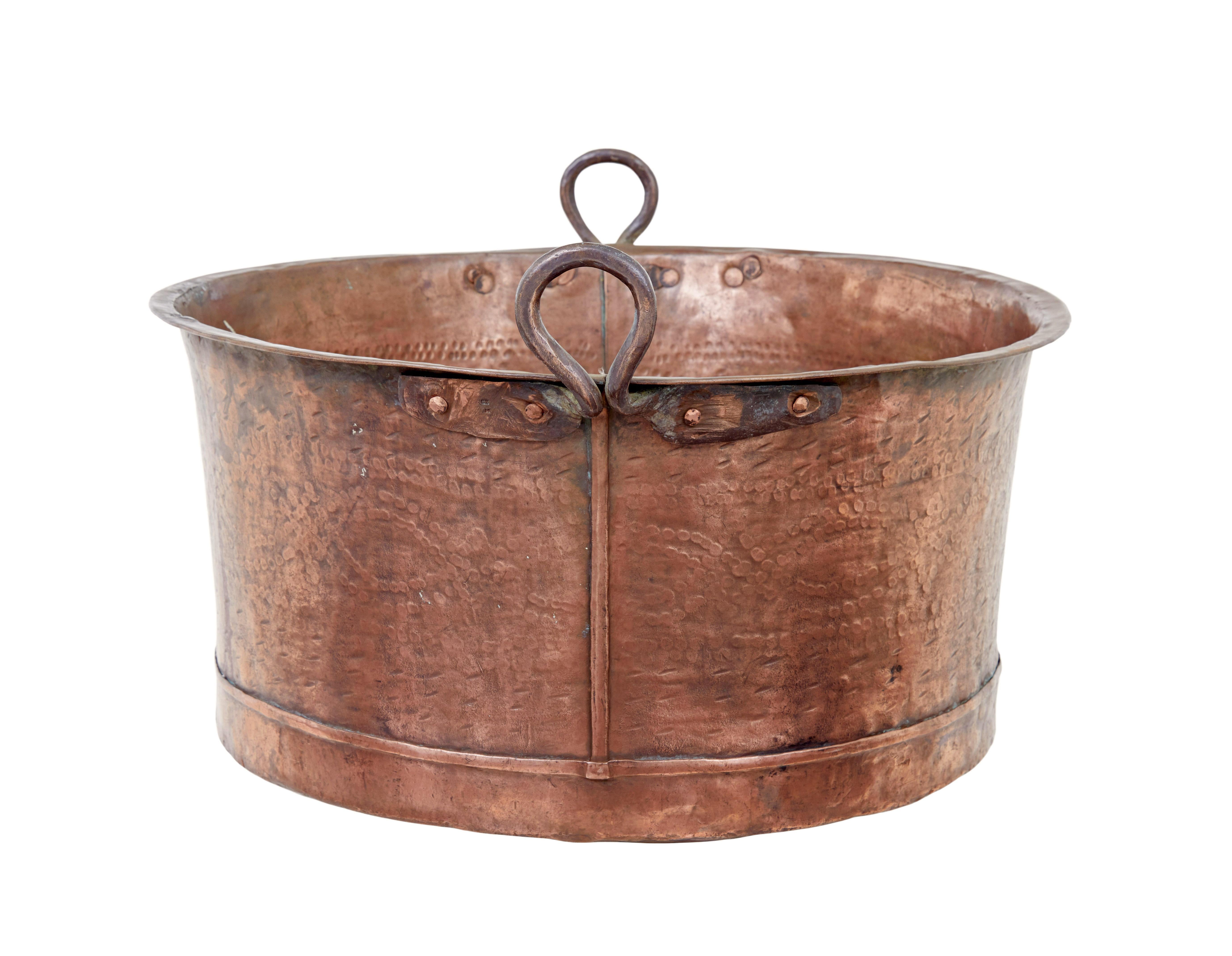 Victorian 19th century large copper cooking pot circa 1890.

Beautiful example of a large cooking pot, which are now popular to use as fireside log bins.

Buffed copper with hand hammered pattern all the way round the outer edge, fold over top edge,