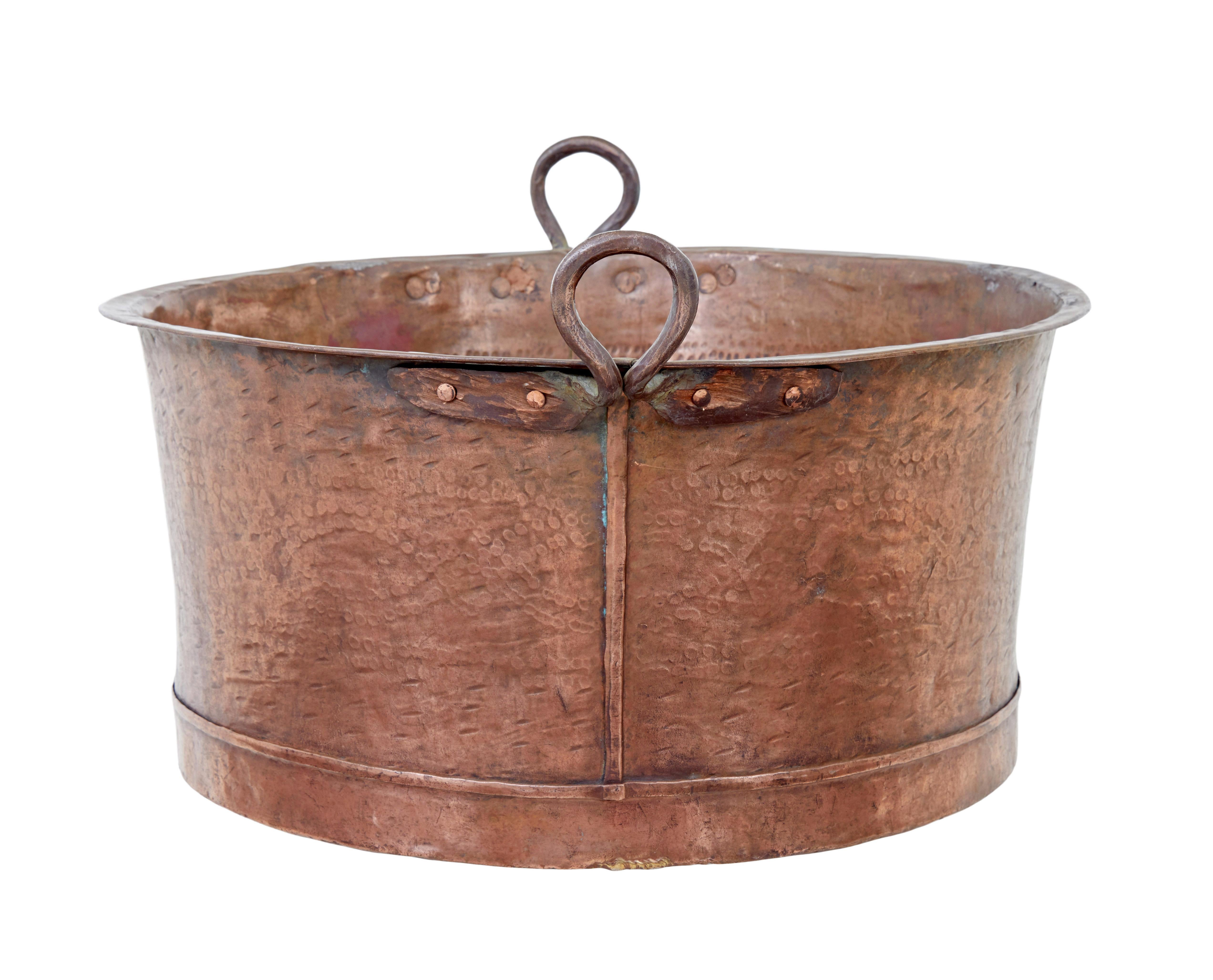 Etched Victorian 19th century large copper cooking pot For Sale