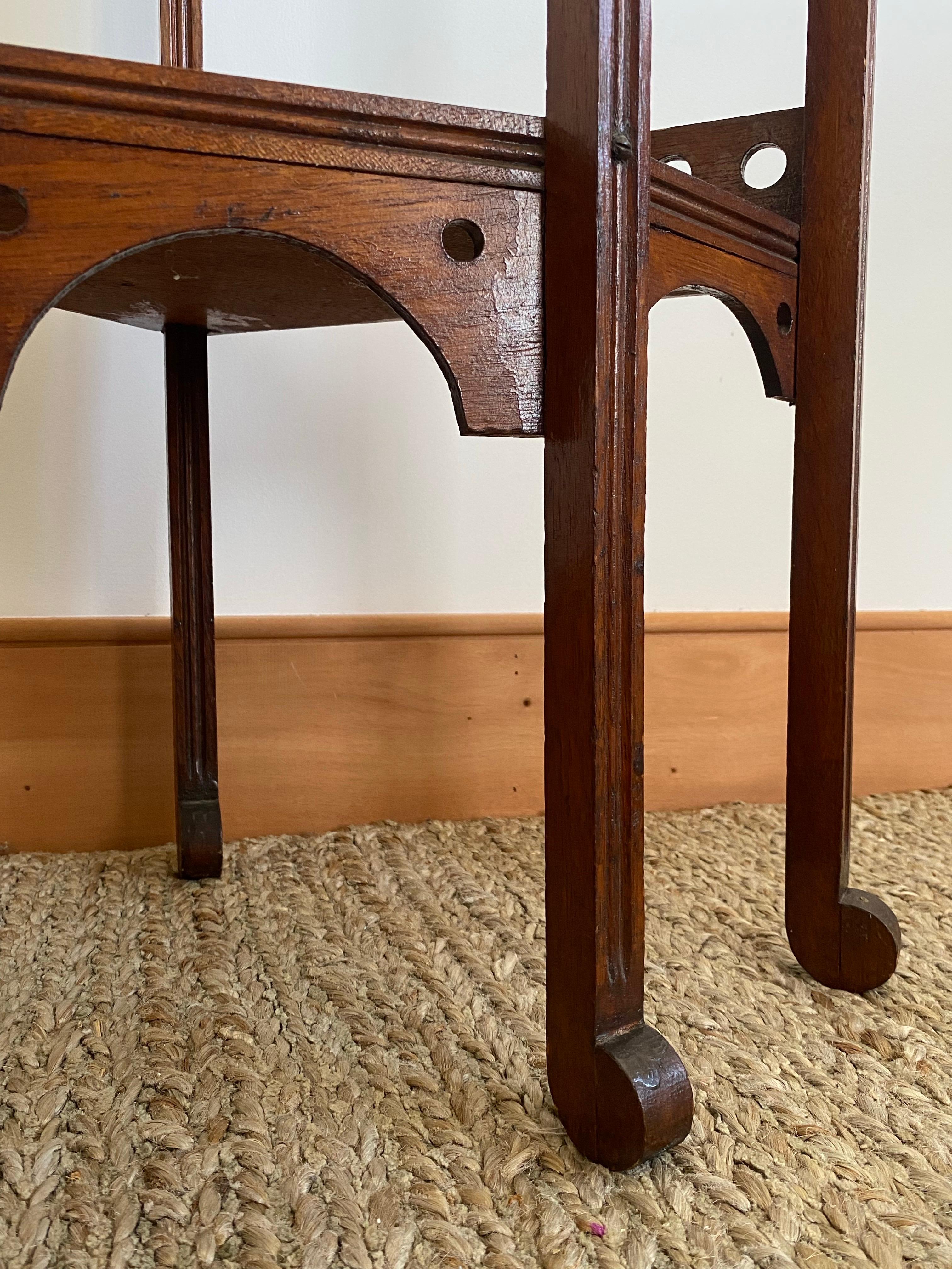 Periodo / Movimento Estetico Vittoriano del 19° secolo NJ-made Stand d'angolo in Oak in vendita 3